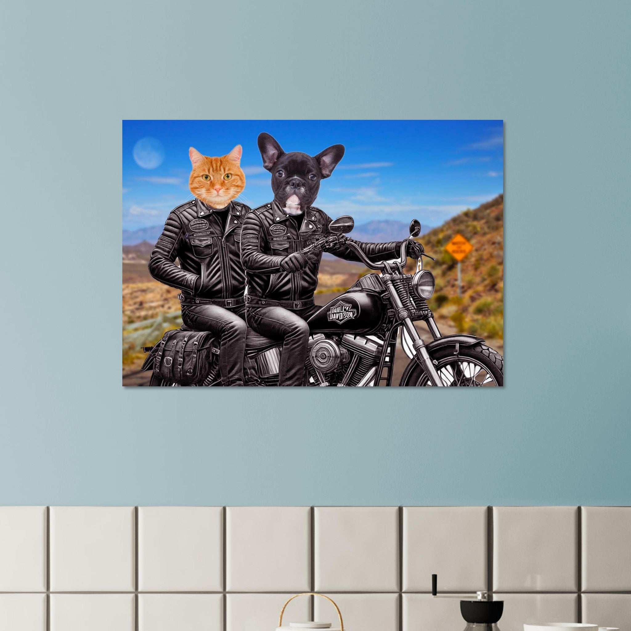 Chat roux et bouledogue français en blousons de cuir roulant sur une moto Harley-Davidson noire dans un paysage désertique sous un ciel bleu