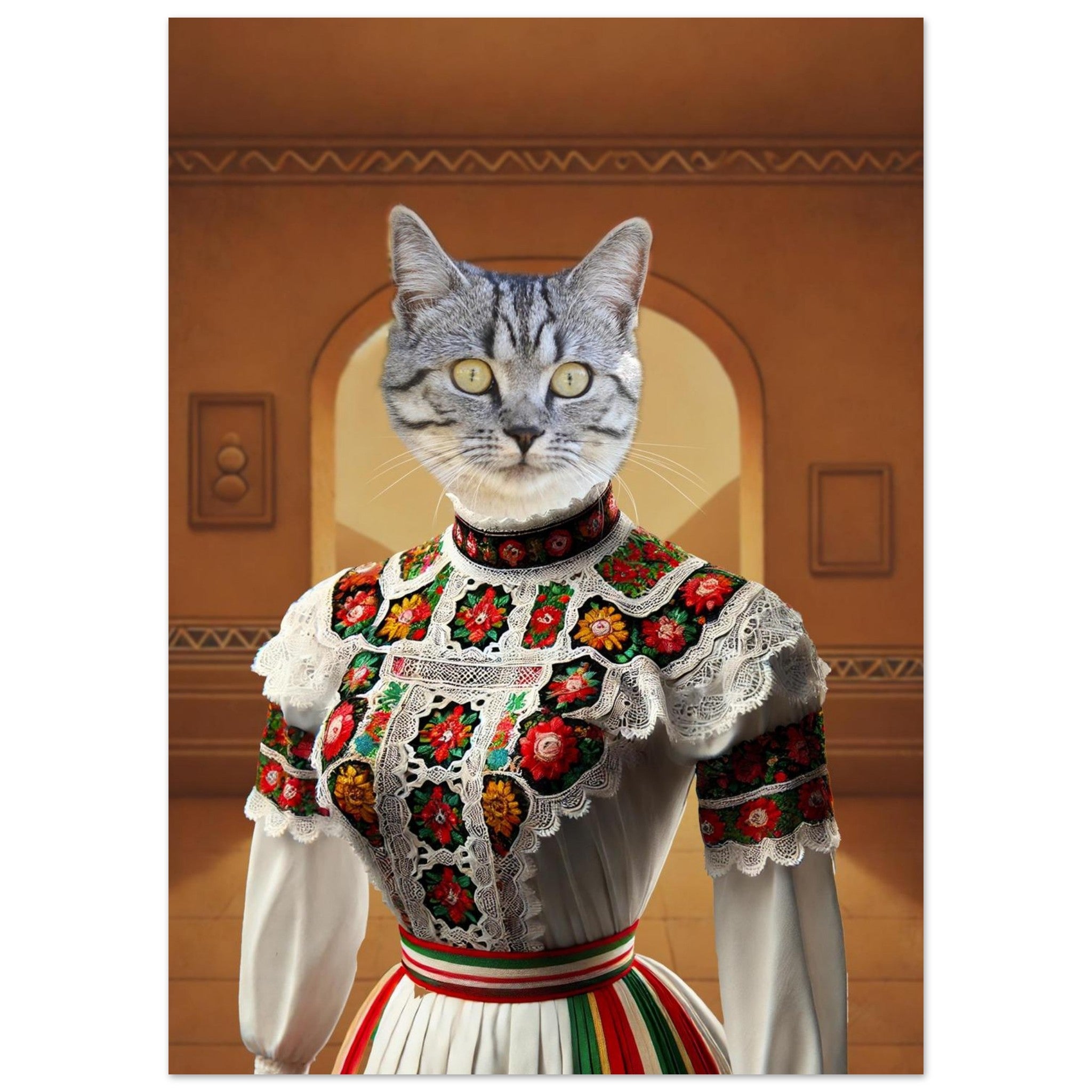 Chat gris tigré aux yeux jaunes posé sur un buste humain vêtu d’une robe folklorique blanche richement brodée de fleurs rouges, vertes et jaunes, agrémentée de dentelle et d’une ceinture rayée rouge-blanc-vert, devant un intérieur à arcades ocres.