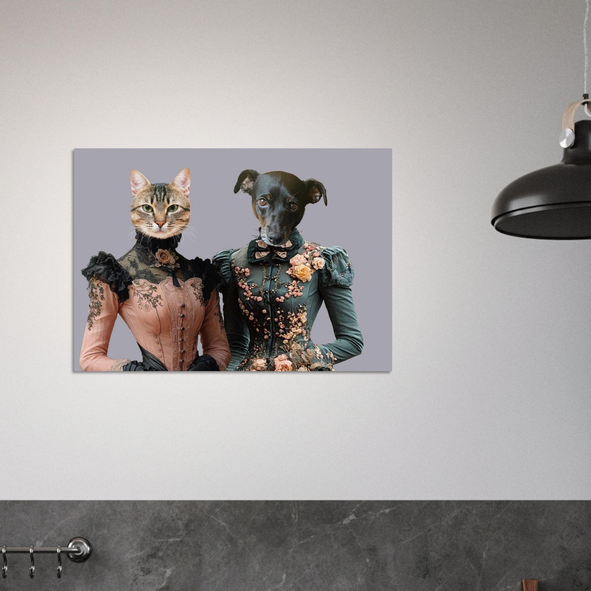 Portrait insolite de deux silhouettes anthropomorphes : un chat debout en robe victorienne rose à dentelle et un petit chien noir en robe victorienne verte ornée de fleurs, sur fond gris.