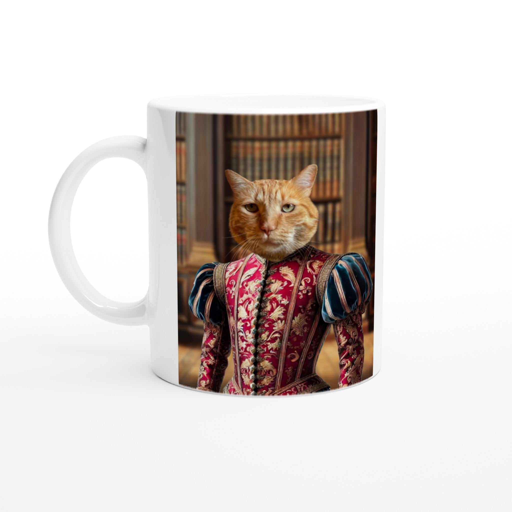 Mug blanc imprimé d’un chat roux en costume renaissance richement brodé rouge et bleu, posé devant une bibliothèque ancienne.