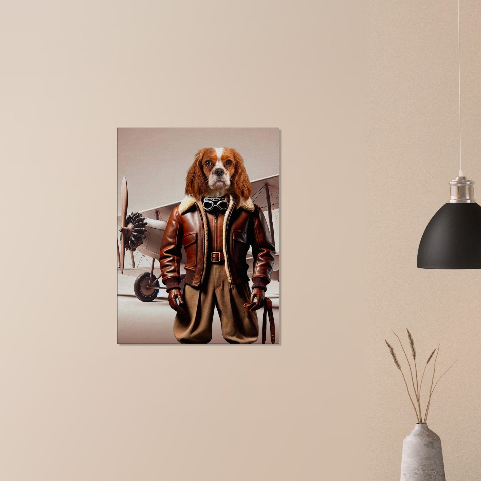Affiche murale d’un chien Cavalier King Charles en tenue d’aviateur vintage (veste en cuir, gants, lunettes) posant devant un avion biplan.