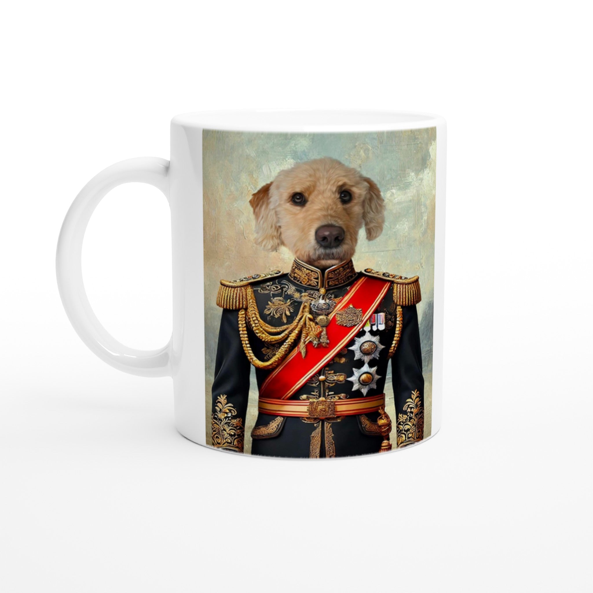 Tasse blanche affichant un portrait d’un chien golden doodle habillé en uniforme militaire royal bleu orné d’épaulettes dorées, d’une large écharpe rouge et de médailles.