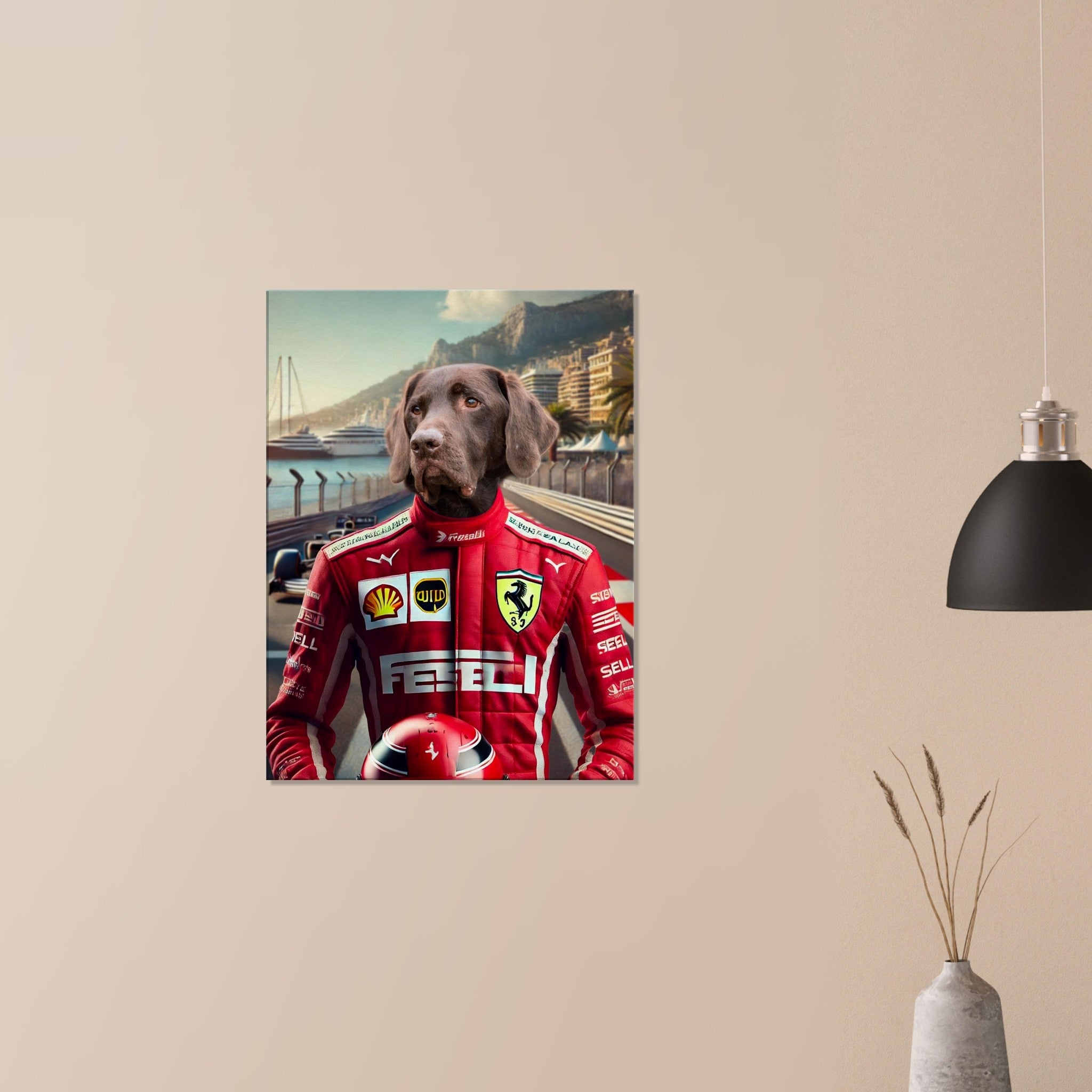 Labrador brun en combinaison de pilote Ferrari rouge tenant un casque devant le circuit de Monaco avec yachts et montagnes en arrière-plan.
