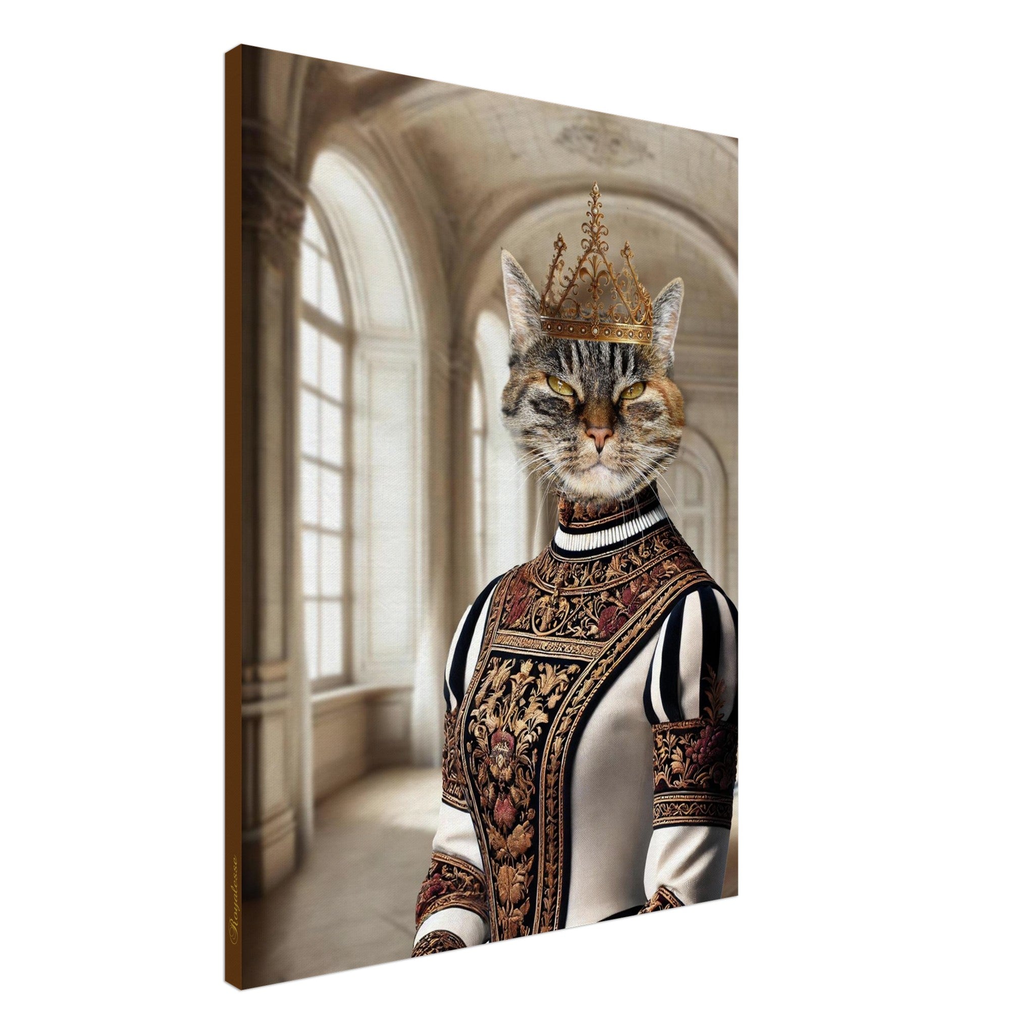 Portrait artistique d’un chat majestueux coiffé d’une couronne dorée et vêtu d’un habit renaissance richement brodé, debout dans un vaste hall de palais aux hautes fenêtres arquées.
