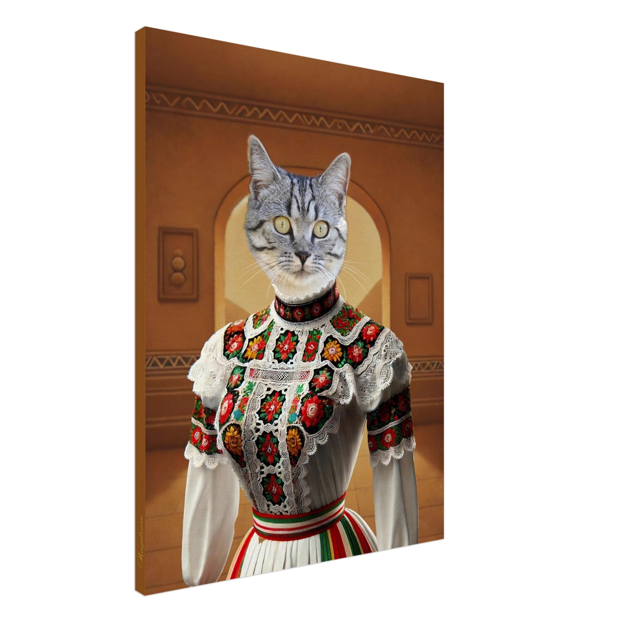 Balise alt optimisée :  
Portrait sur toile d’un chat tigré gris aux yeux jaunes en robe folklorique blanche richement brodée de fleurs rouges, vertes et jaunes, ornée de dentelle et d’une ceinture rayée vert-blanc-rouge, sur fond d’arche intérieure.