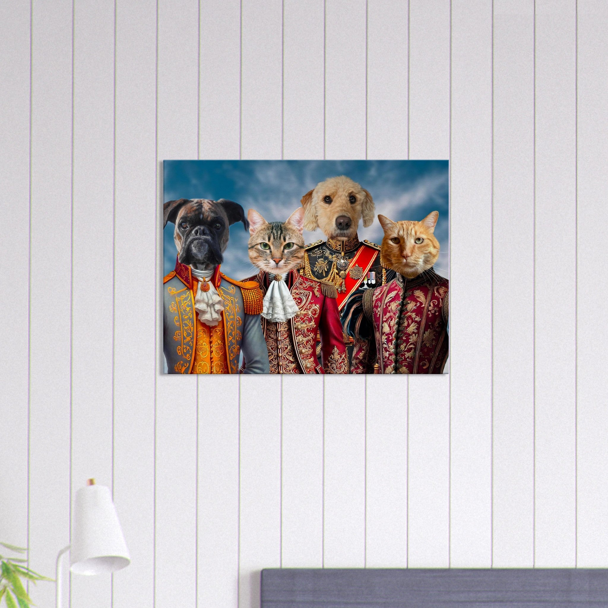 Portraits de deux chiens et deux chats en buste, vêtus d’uniformes militaires aristocratiques richement décorés, sur fond de ciel nuageux, accrochés sur un mur blanc.