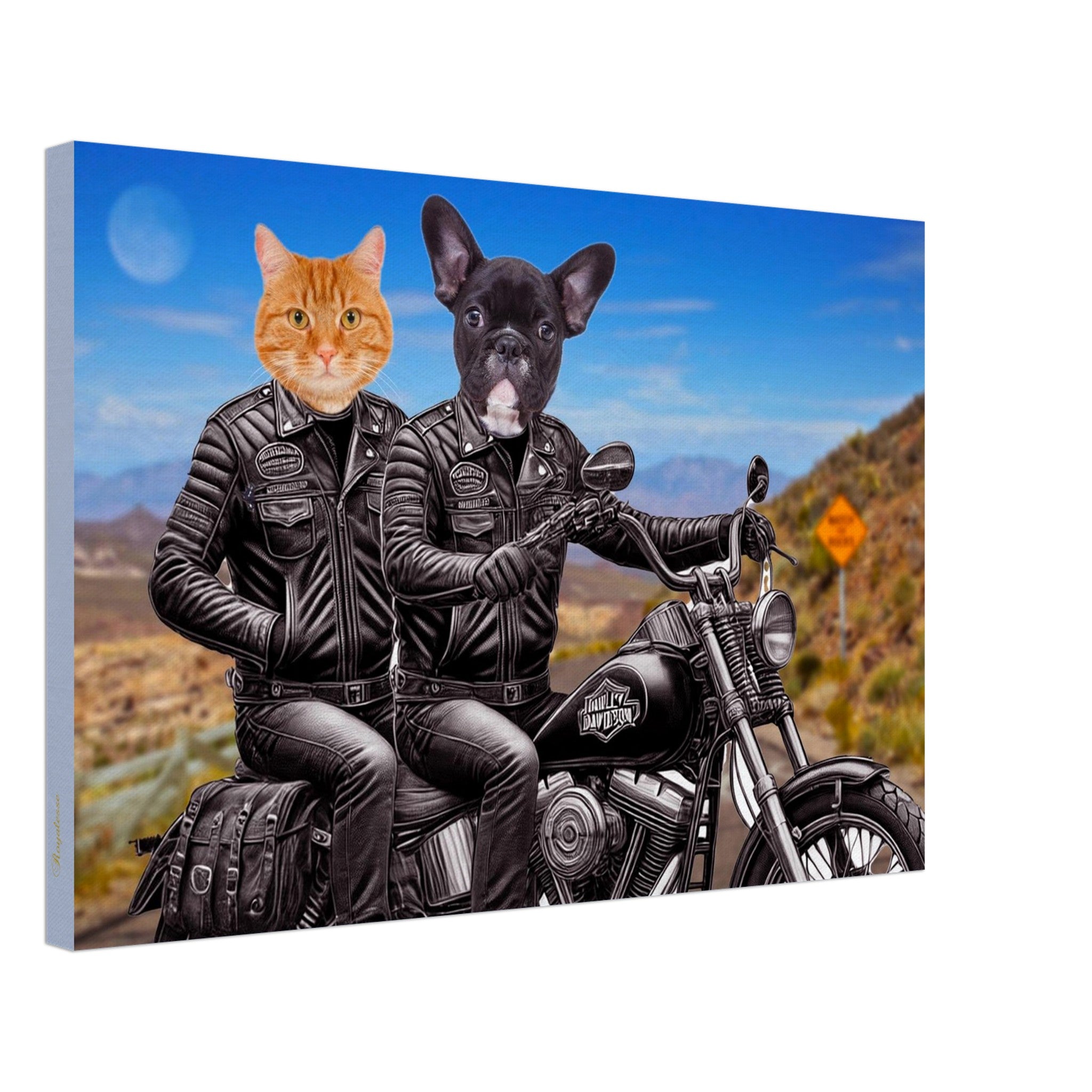Deux animaux anthropomorphes – un chat roux et un bouledogue français noir – vêtus de blousons en cuir Harley-Davidson, assis sur une moto Harley-Davidson dans un paysage désertique sous un ciel bleu.