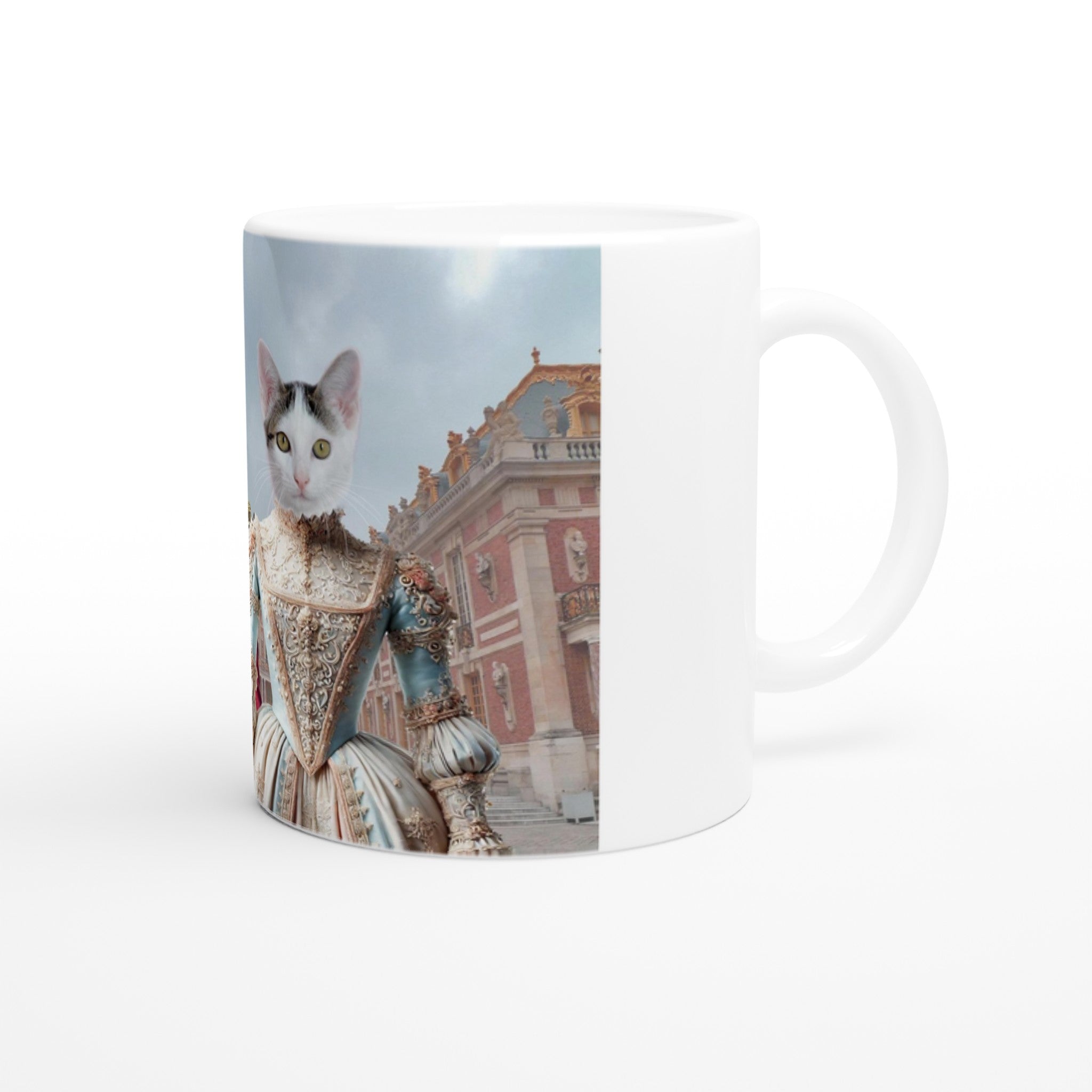 Mug blanc affichant un chat blanc aux yeux verts habillé d’un somptueux costume baroque bleu et doré, posé devant un palais de style versaillais.