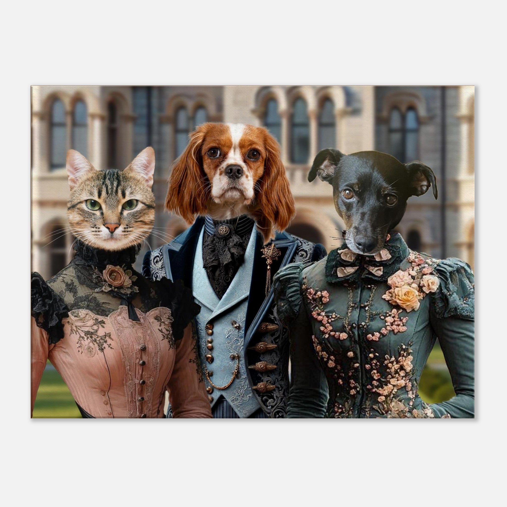 Portrait d’un chat tigré en robe victorienne rose brodée de motifs floraux, d’un épagneul cavalier King Charles vêtu d’un costume victorien bleu et d’un petit chien noir en robe verte à ornements fleuris, posant devant une façade gothique floue.