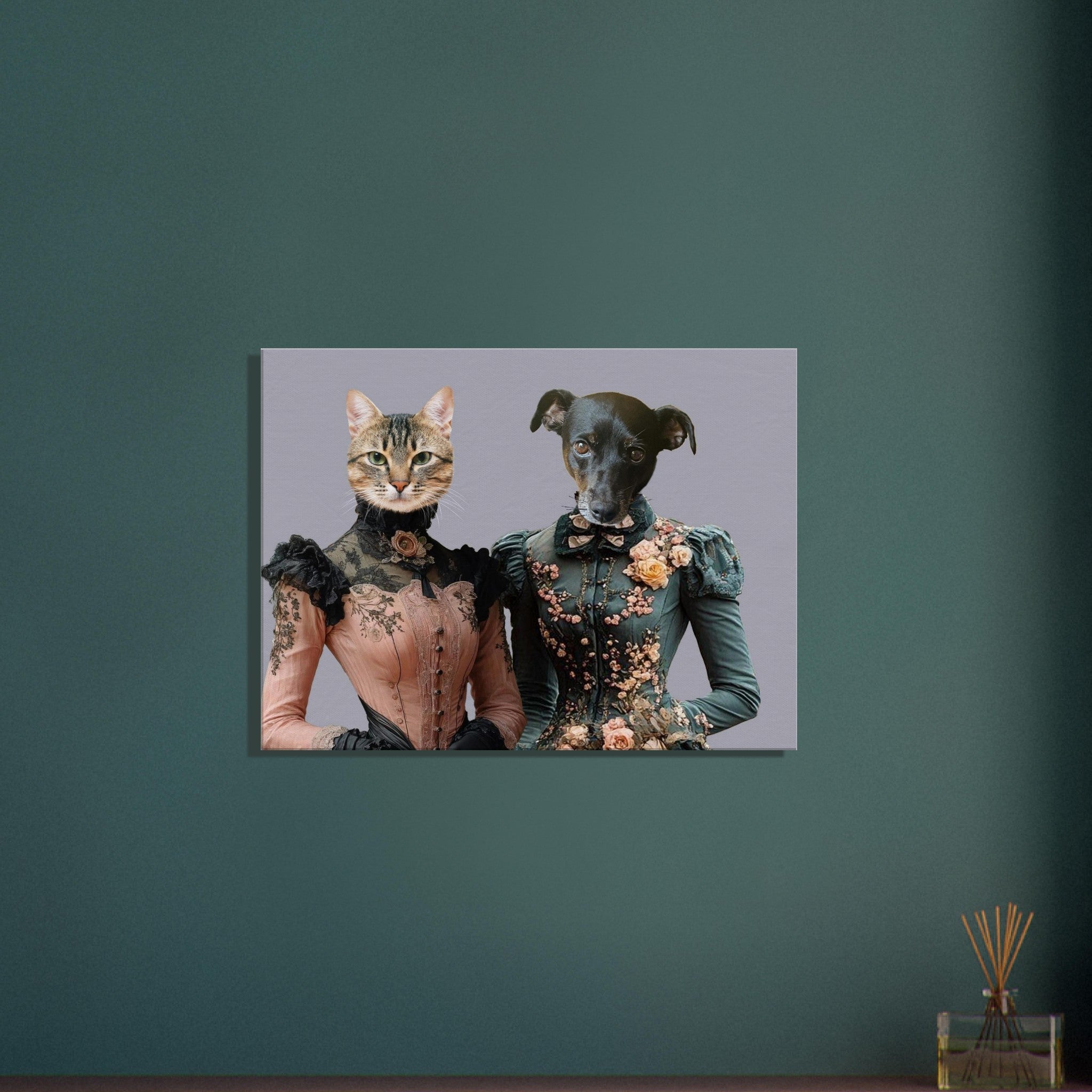 Illustration d’un chat et d’un chien anthropomorphes vêtus de robes victoriennes élégantes posant côte à côte sur fond gris, accrochée sur un mur vert.
