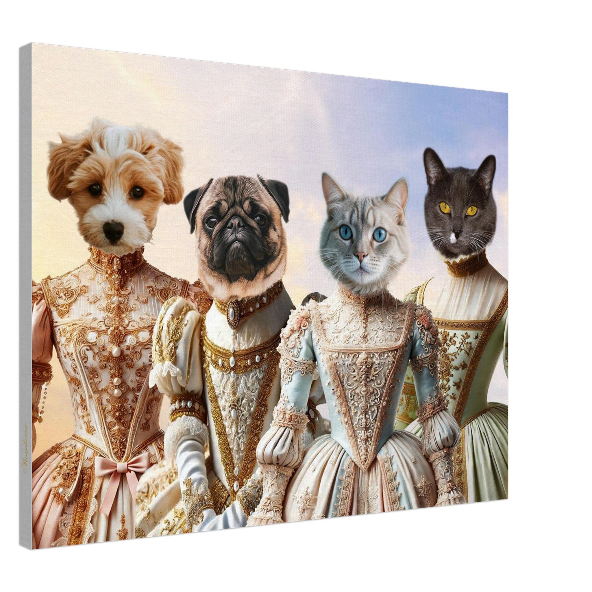 Quatre animaux anthropomorphes (deux chiens, dont un petit chien à poil bouclé blanc et roux et un carlin, et deux chats, l’un gris clair aux yeux bleus et l’autre gris foncé aux yeux jaunes) vêtus de somptueuses robes d’époque ornées de dentelle, perles et broderies dans un portrait de style rococo.