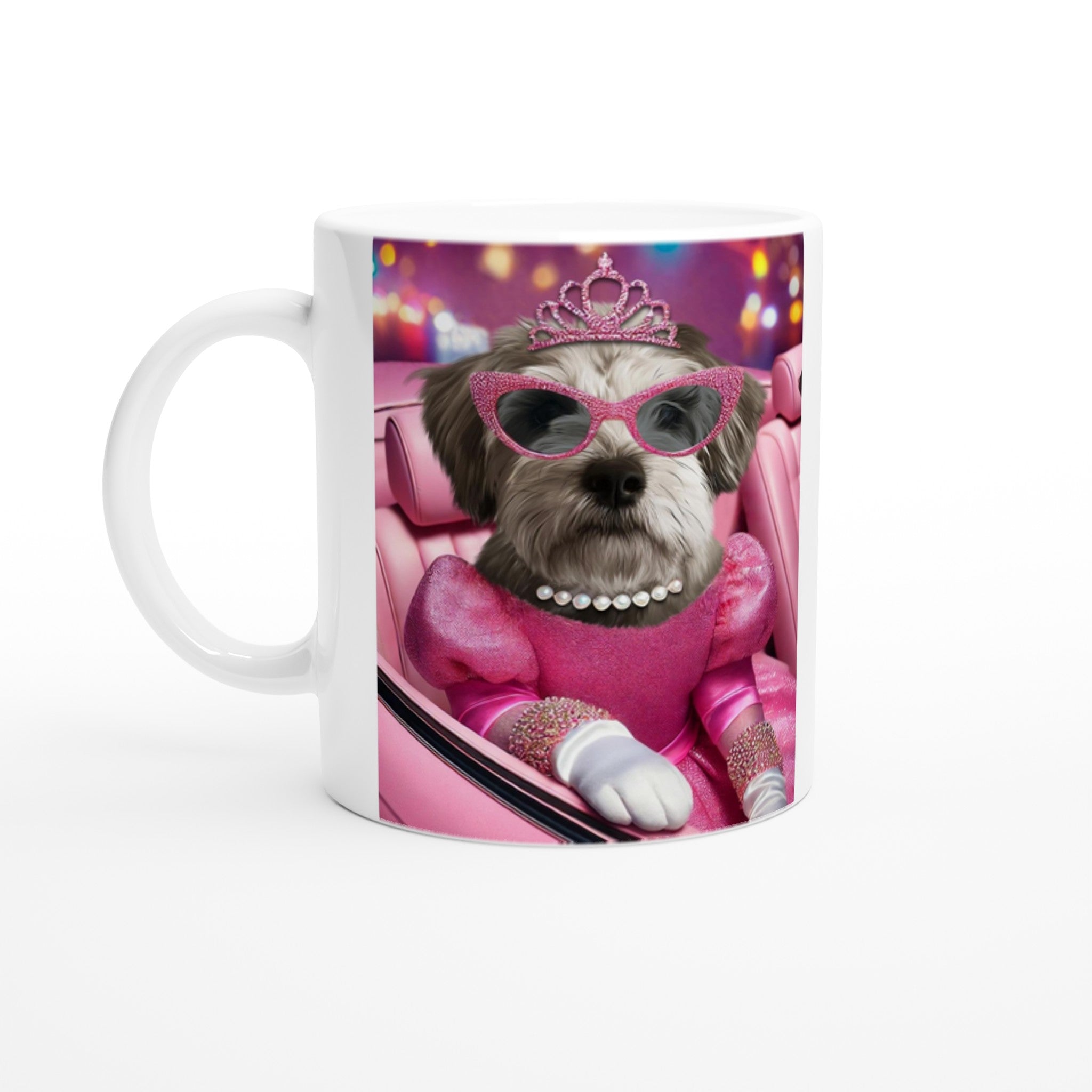 Tasse blanche avec l’image d’un petit chien habillé en princesse rose : diadème et lunettes pailletées, collier de perles et gants, assis dans une voiture rose.