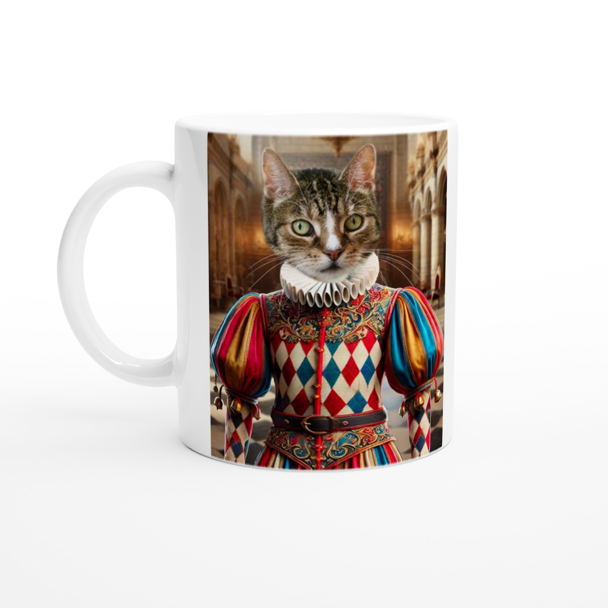 Mug blanc arborant l’illustration d’un chat en tenue Renaissance colorée à motifs losanges et col plissé, sur fond d’une grande salle de château.