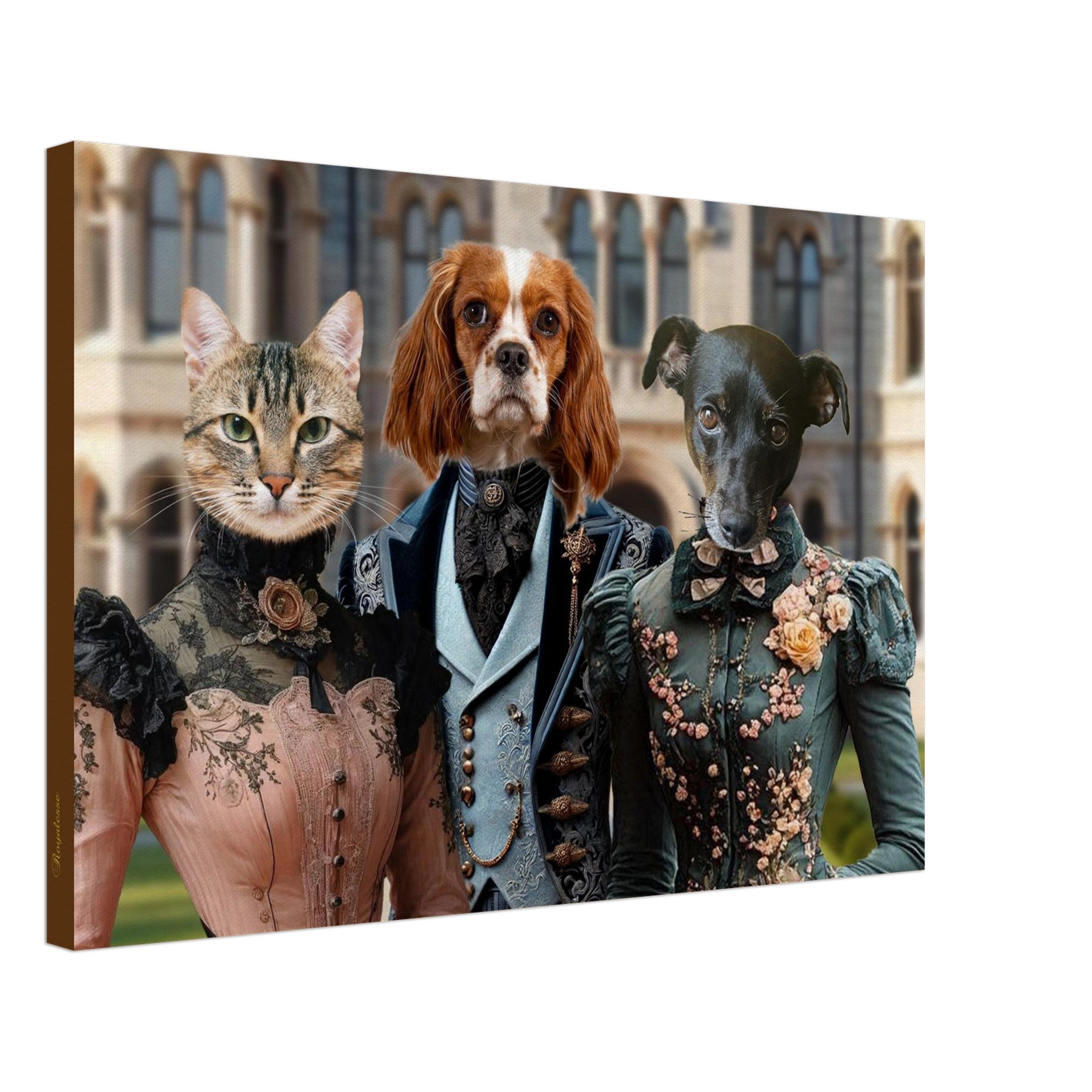Trois animaux en costumes victoriens : un chat tigré en robe rose brodée, un Cavalier King Charles Spaniel en redingote bleue, et un lévrier noir en robe verte fleurie devant un manoir ancien.