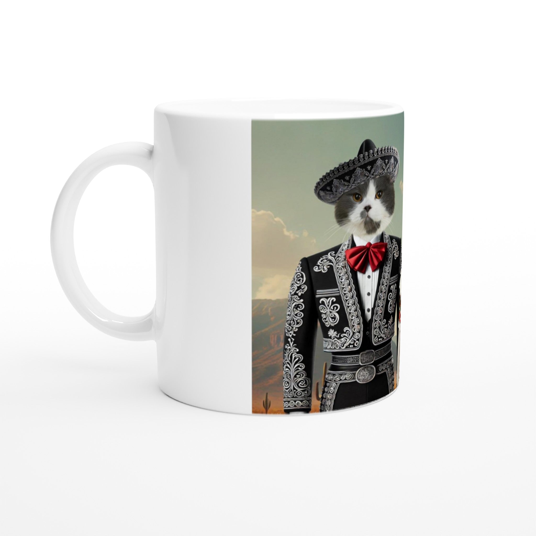 Tasse blanche ornée d’un chat au pelage gris et blanc vêtu d’un costume de mariachi noir richement brodé, coiffé d’un sombrero, avec un nœud papillon rouge et un paysage désertique en arrière-plan.