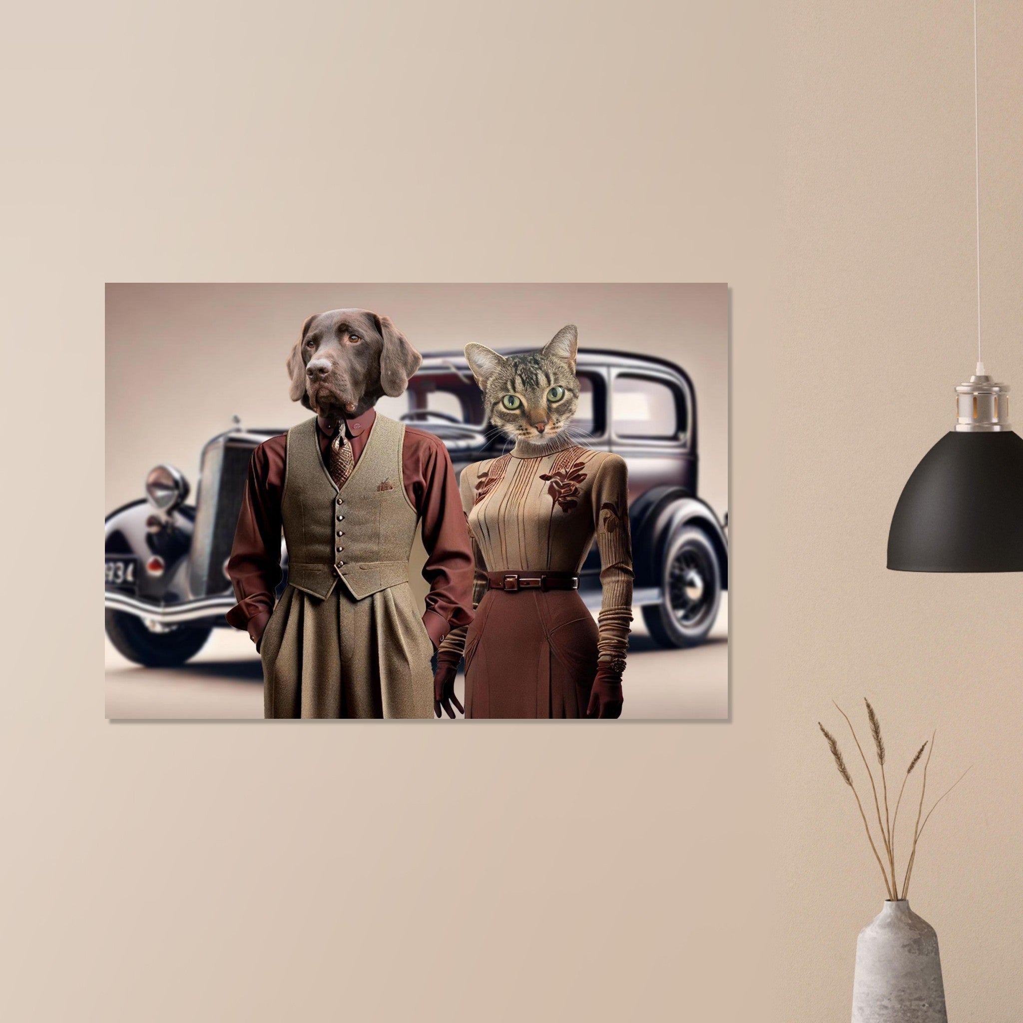 Deux personnages anthropomorphes – un homme à tête de chien en costume rétro marron et une femme à tête de chat en robe élégante des années 1930 – posant devant une voiture ancienne sur fond neutre.