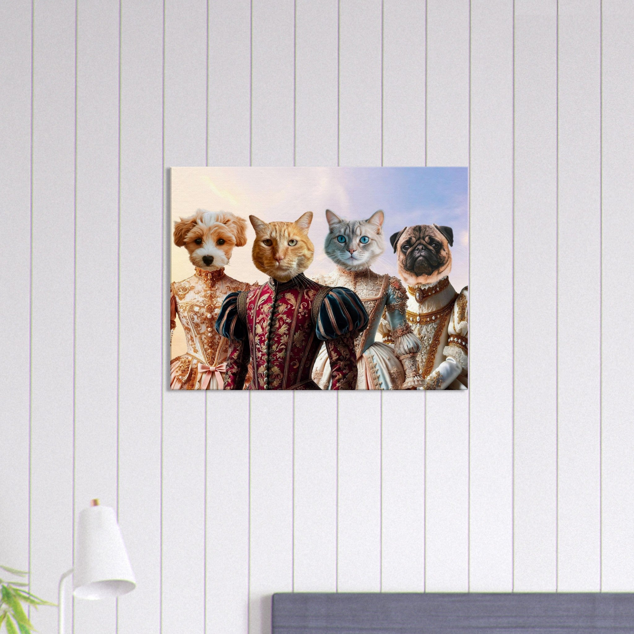 Peinture accrochée sur un mur blanc à lattes verticales représentant un chiot, un chat roux, un chat gris aux yeux bleus et un carlin vêtus de riches costumes Renaissance brodés.