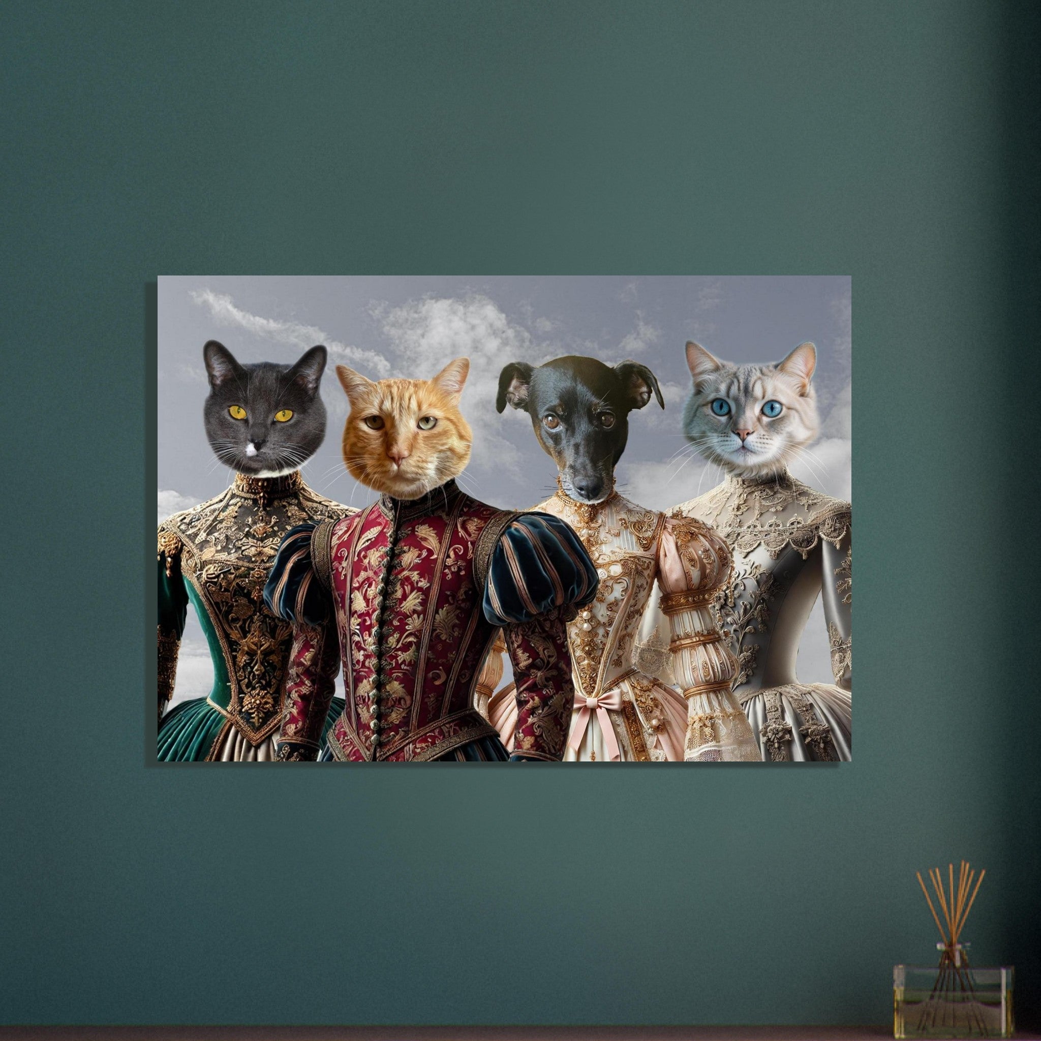 Portrait artistique de quatre personnages en costumes baroques somptueux, les têtes remplacées par deux chats (gris et roux), un petit chien noir et un chat siamois aux yeux bleus, devant un ciel nuageux.