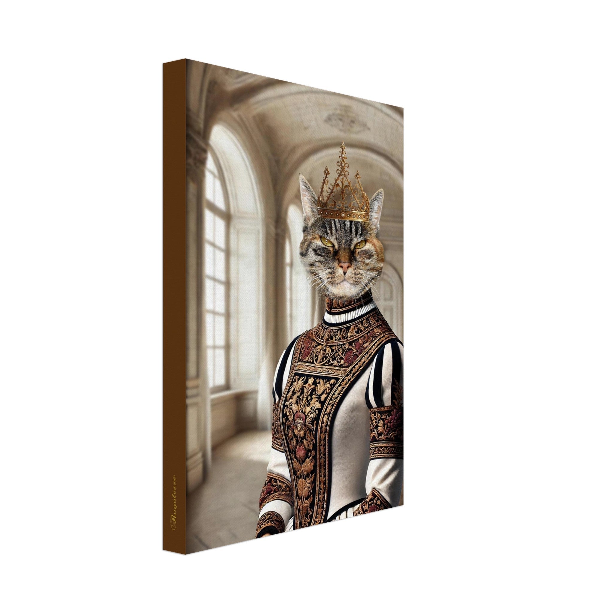 Portrait d’un chat royal anthropomorphe couronné portant un habit brodé de motifs floraux dans un grand hall de palais classique baigné de lumière.