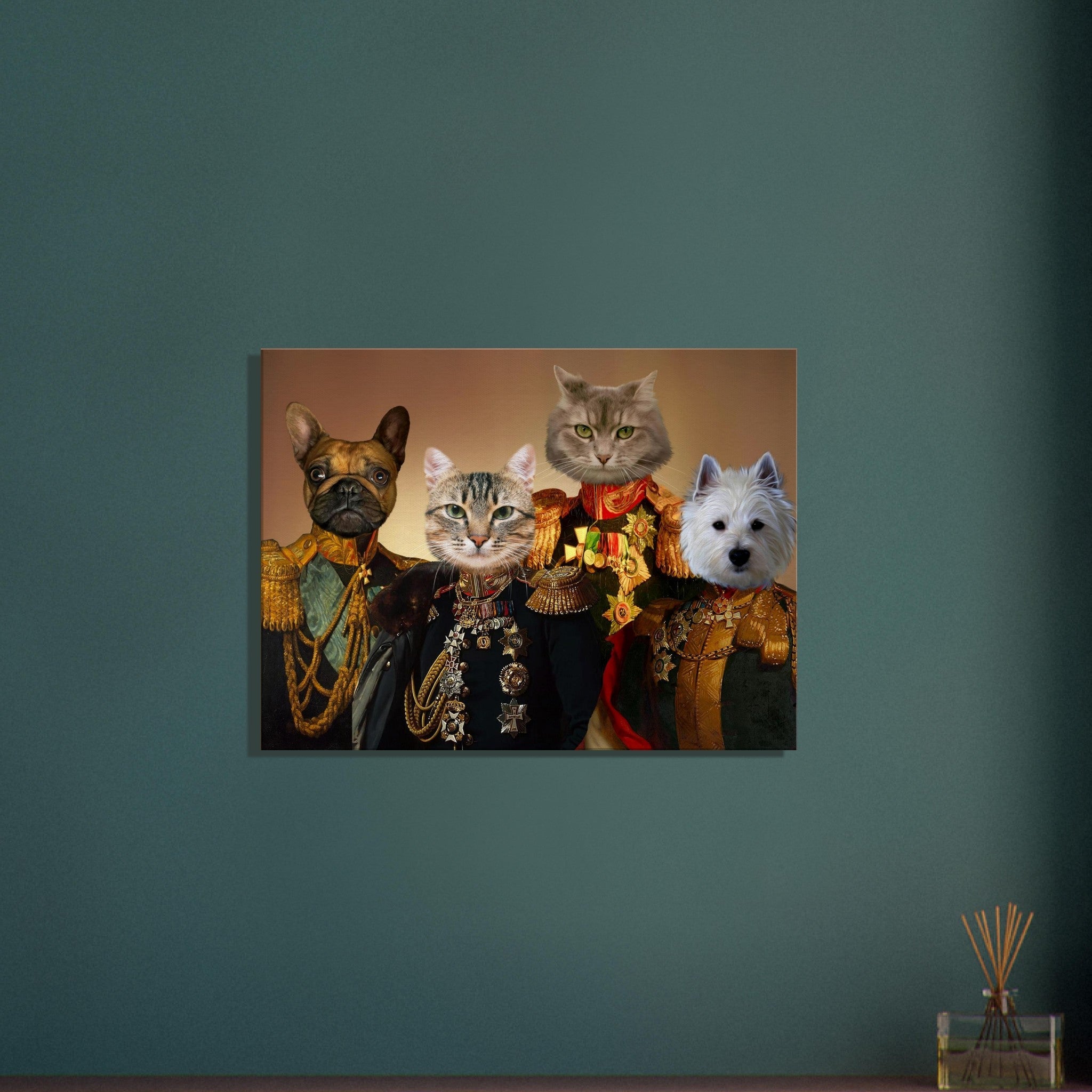 Tableau décoratif sur un mur vert foncé représentant un bouledogue français, un chat tigré, un chat gris et un westie en uniformes militaires d’inspiration XIXᵉ siècle, richement ornés de médailles.