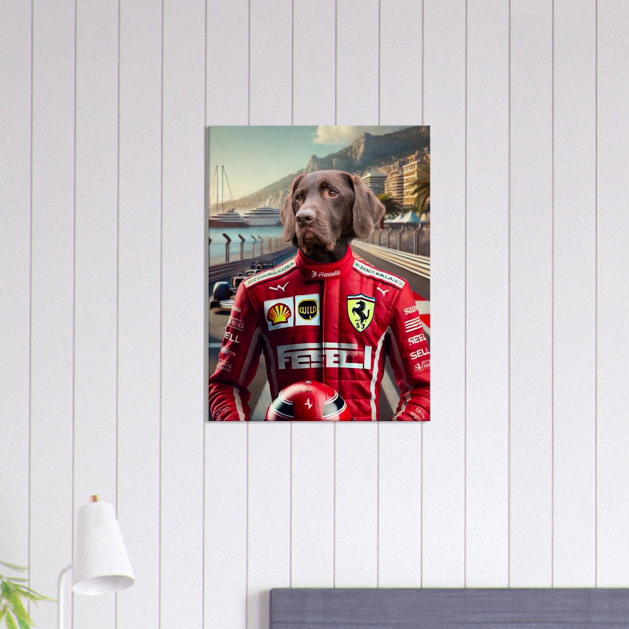 Chien labrador chocolat en combinaison de pilote Ferrari rouge, casque sous le bras, sur la piste du Grand Prix de Monaco avec yachts et immeubles en arrière-plan