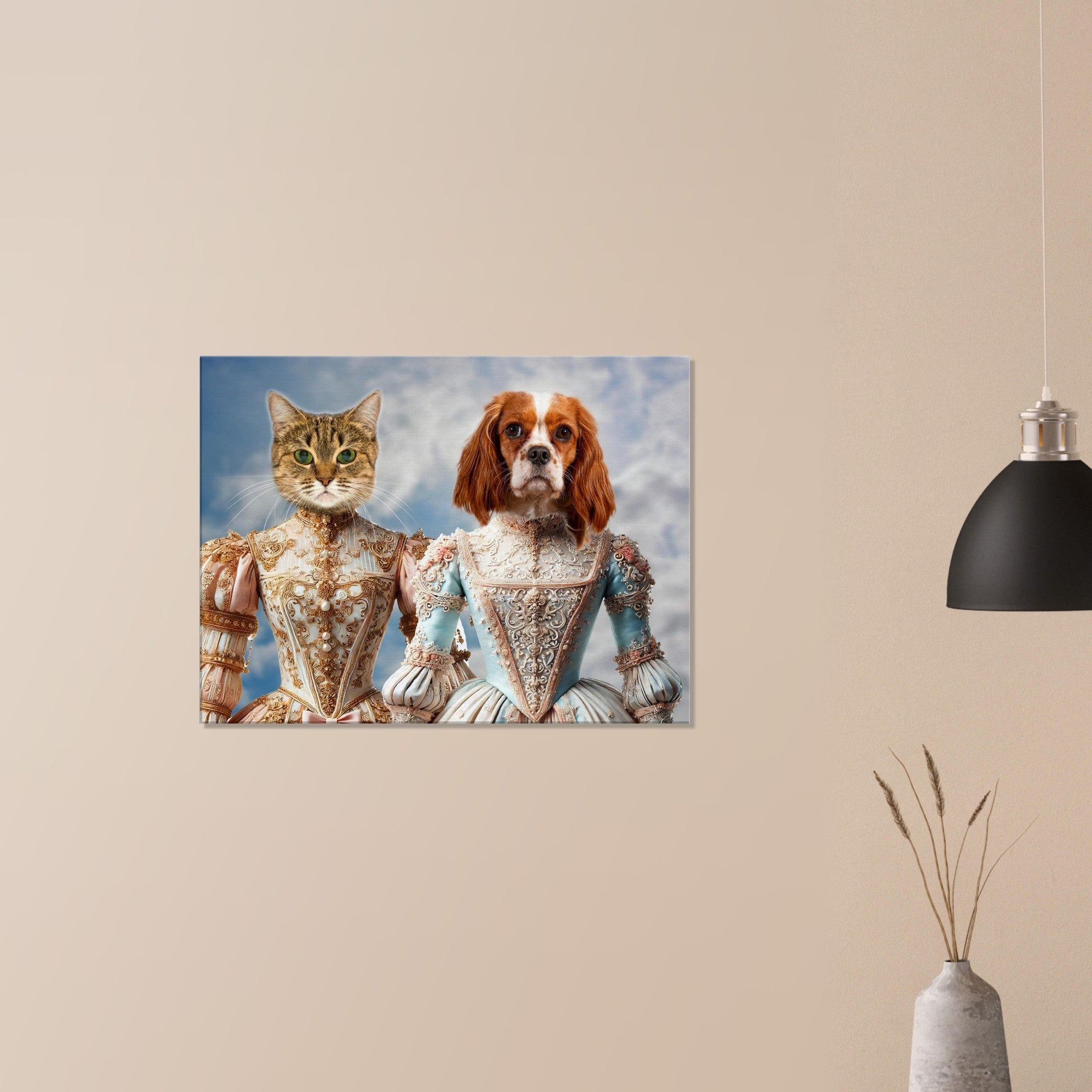 Chat tigré et chien Cavalier King Charles côte à côte en robes baroques Renaissance richement brodées sur fond de ciel nuageux