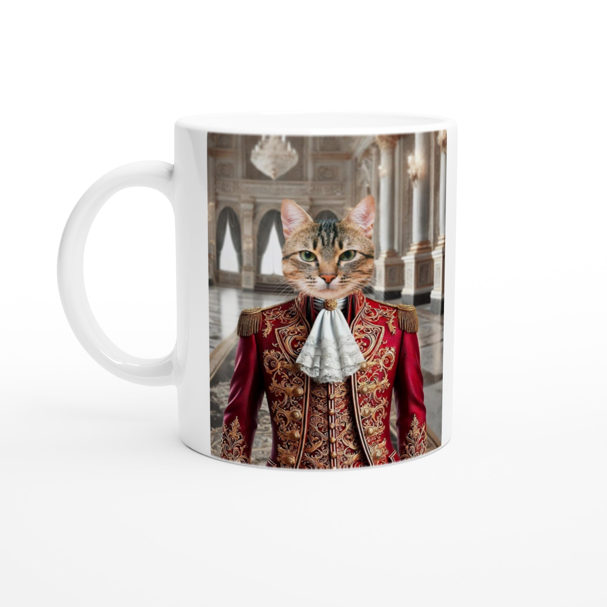 Mug blanc imprimé d’un chat au visage réaliste habillé en aristocrate, portant une veste rouge brodée d’or et un jabot, sur fond de somptueuse salle de palais.