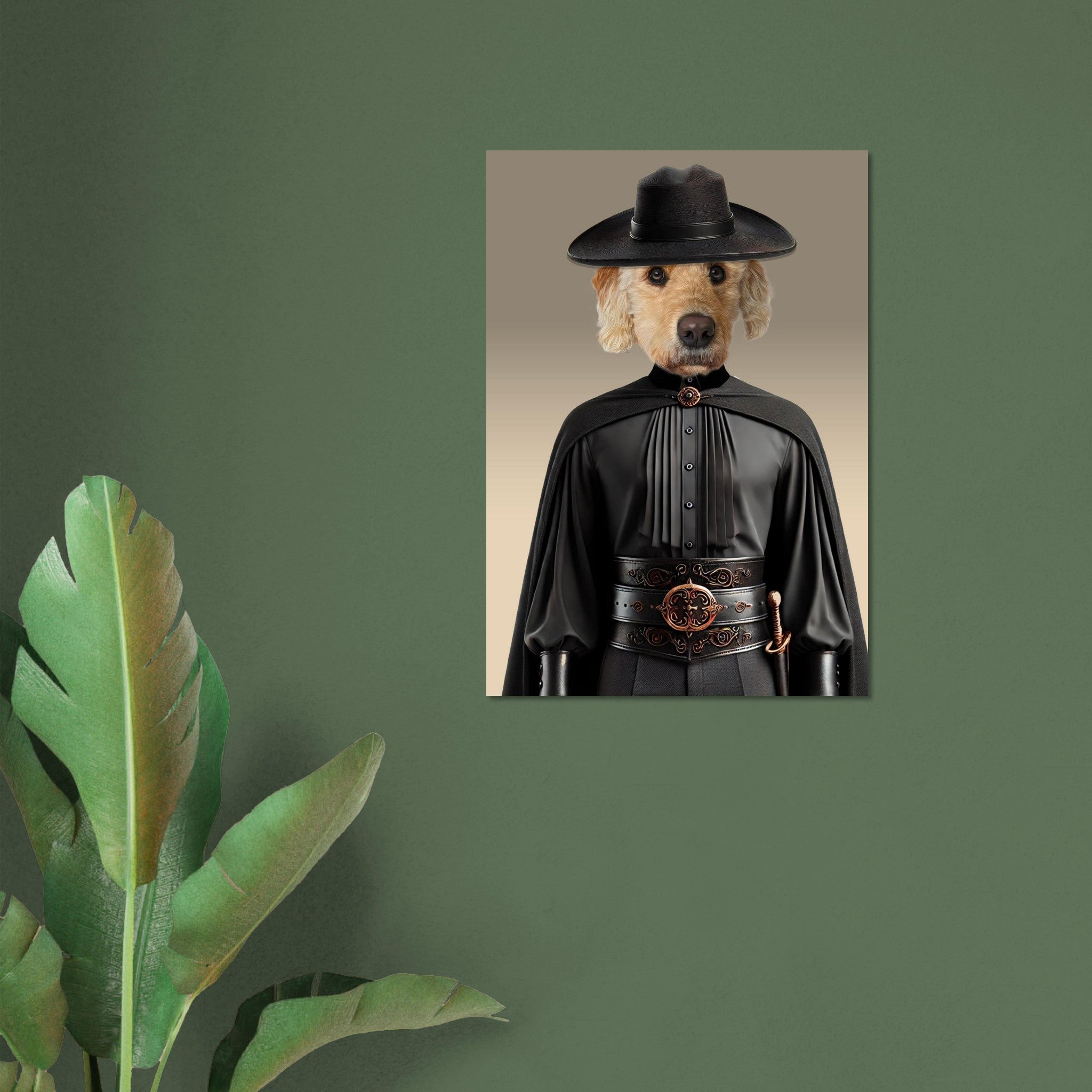 Poster accroché sur un mur vert représentant un chien à poil doré vêtu d’un costume noir façon justicier (cape, chapeau et ceinture en cuir ornée)