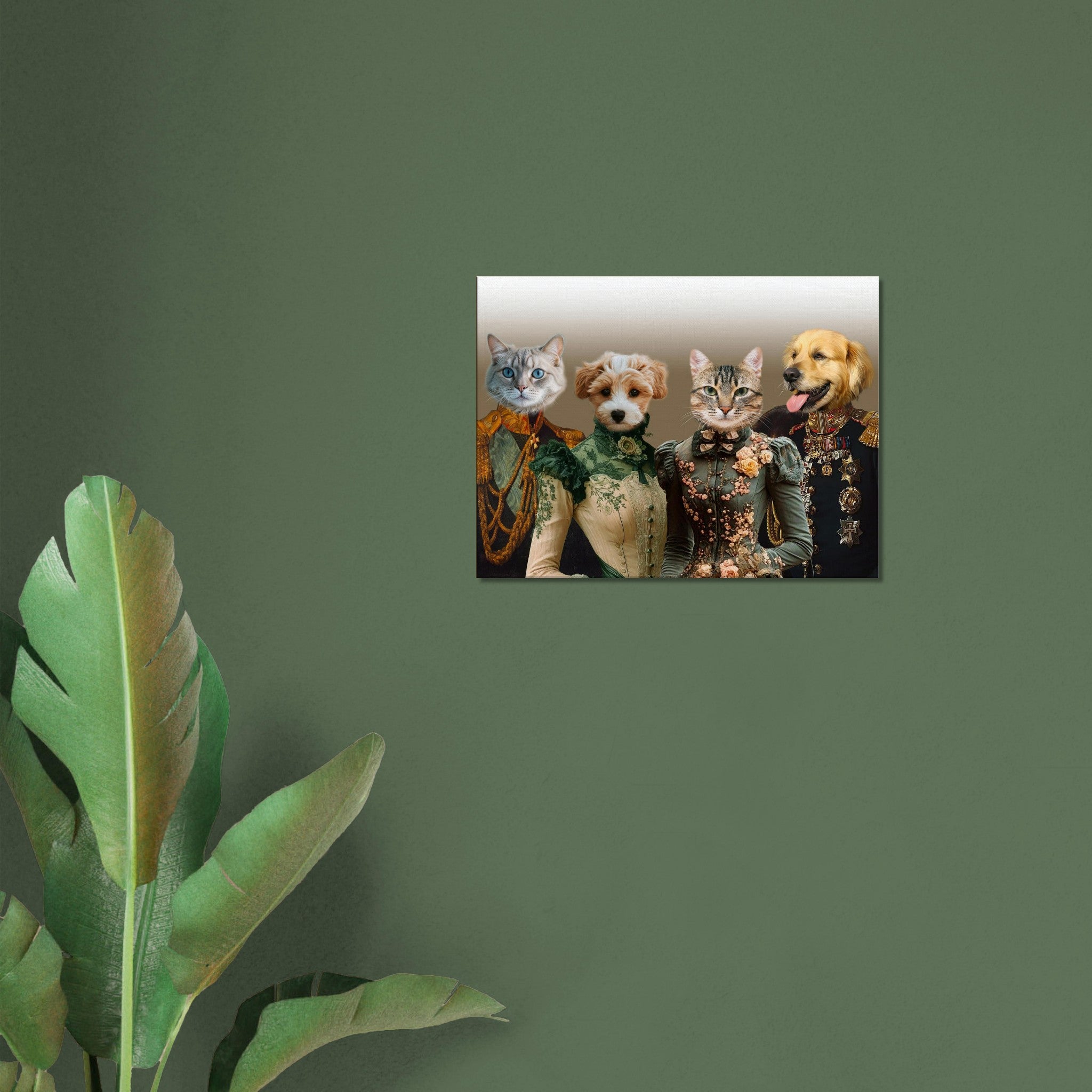Portrait mural d’animaux aristocrates anthropomorphes (deux chats et deux chiens) en costumes victoriens, accroché sur un mur vert avec une plante décorative.