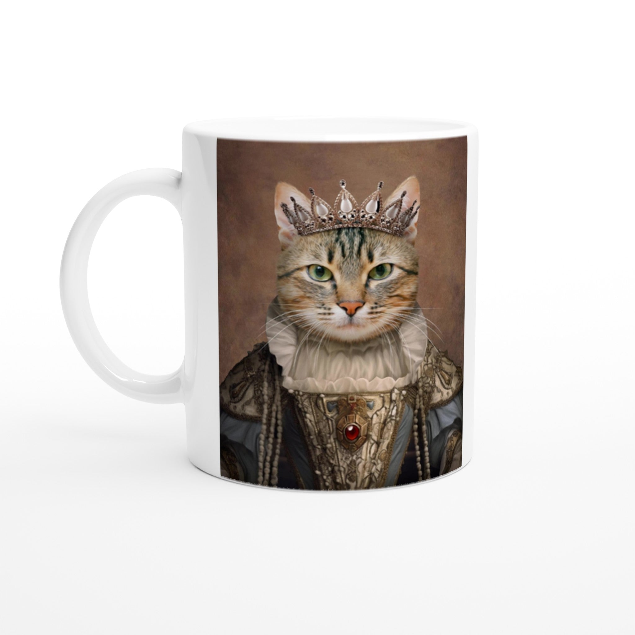 Tasse blanche illustrée d’un chat réaliste au regard vert portant un costume renaissance richement orné avec col à volants et couronne élégante