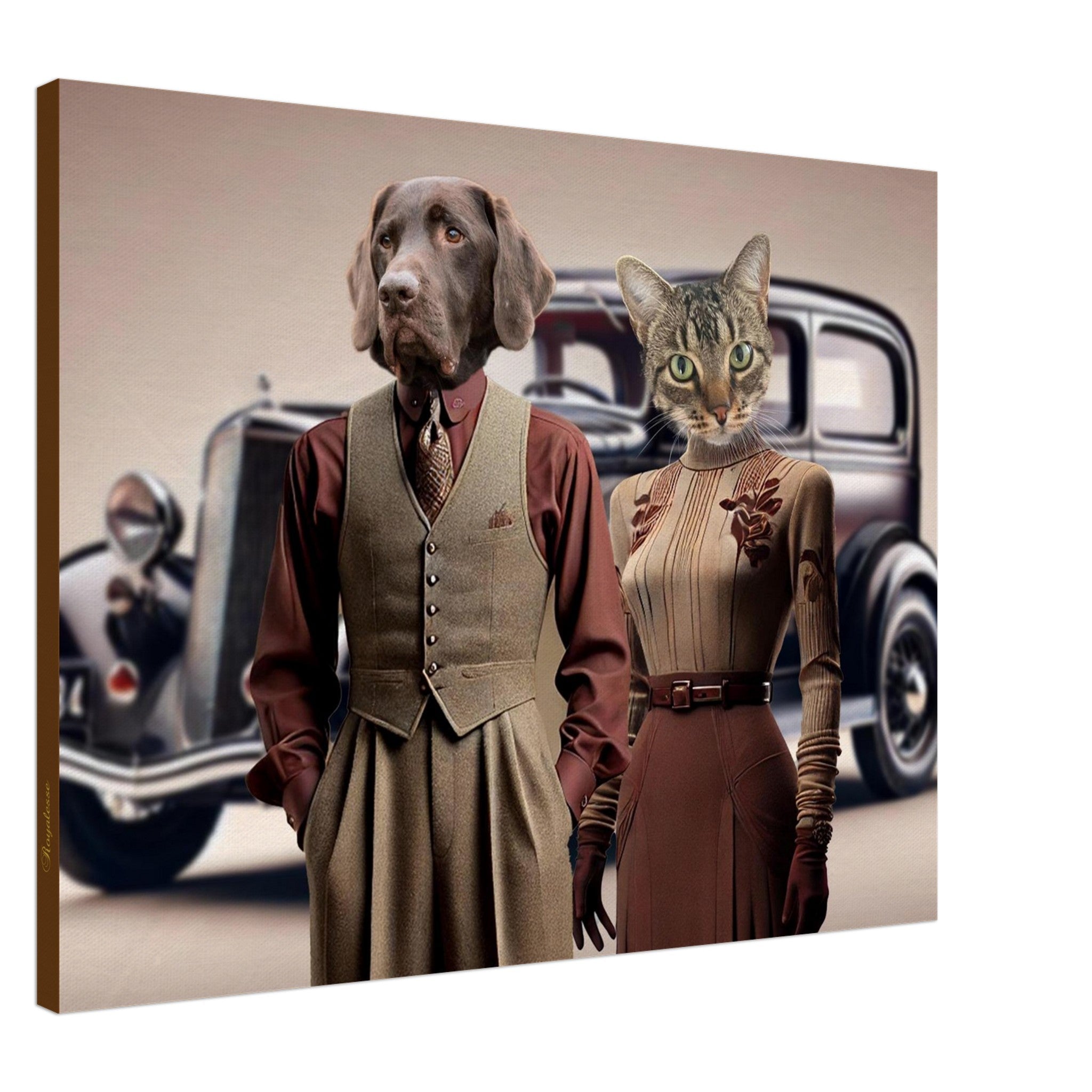 Homme à tête de chien et femme à tête de chat en costumes rétro des années 1930 posant devant une voiture classique