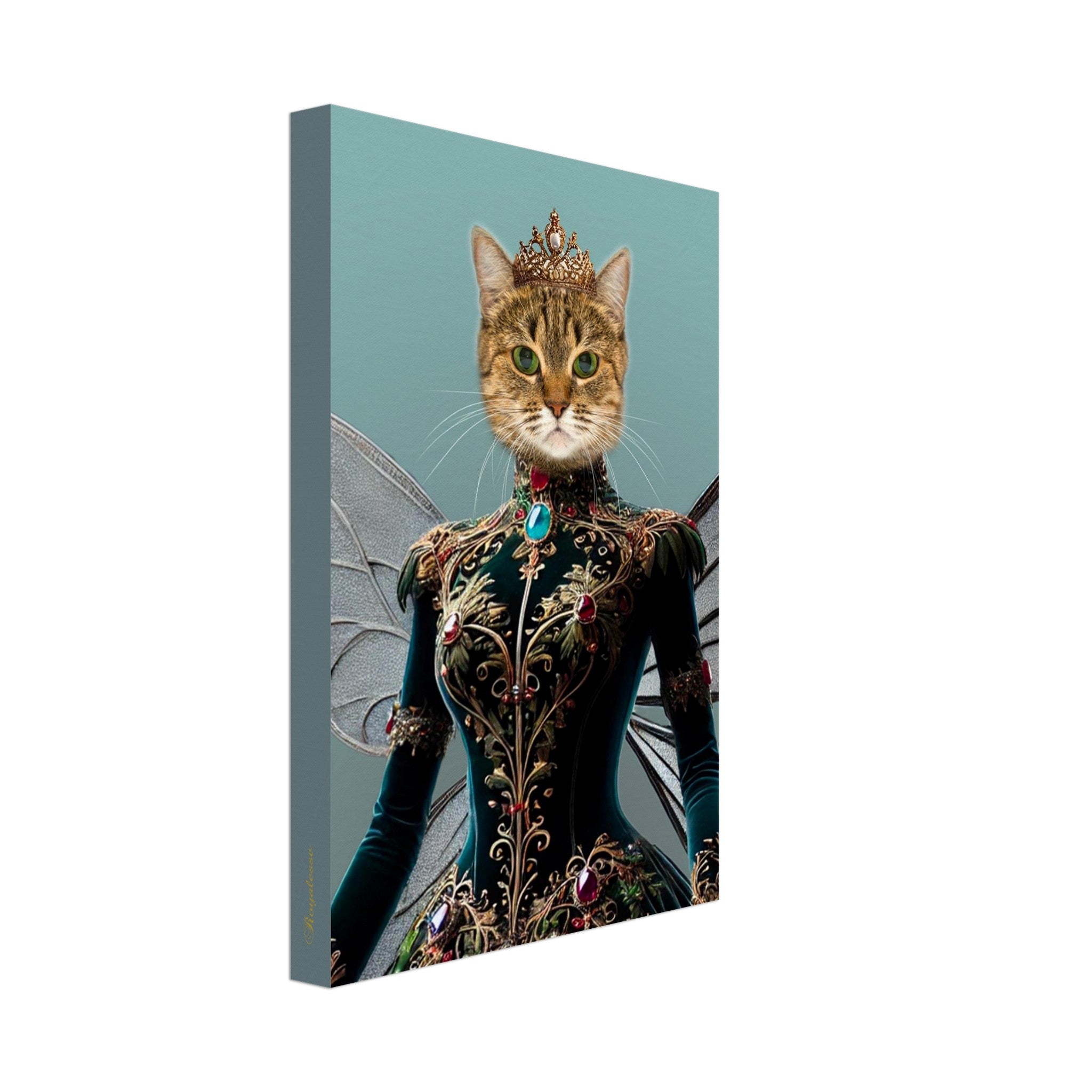 Portrait stylisé d’un chat tigré coiffé d’une couronne dorée, vêtu d’un costume baroque vert richement brodé de motifs floraux et serti de pierres précieuses, avec des ailes de fée translucides.