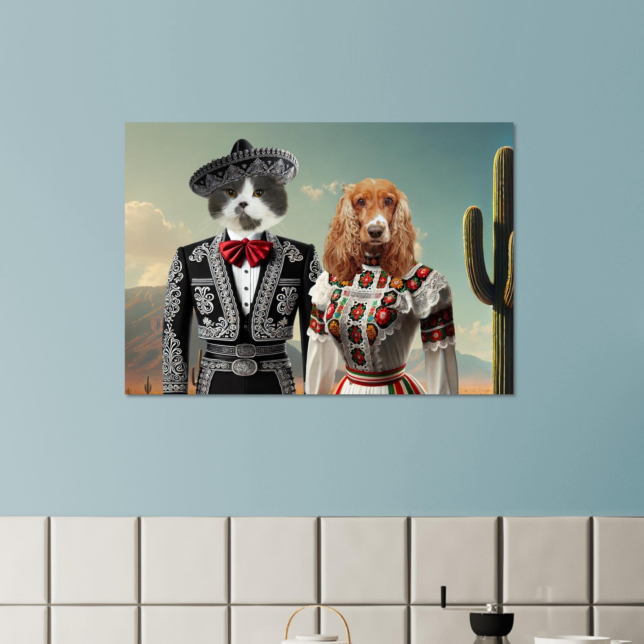 Chat et chien anthropomorphes habillés en costumes traditionnels mexicains : le chat porte un mariachi noir avec sombrero et nœud papillon rouge, le cocker une robe folklorique brodée, devant un paysage désertique et un cactus.