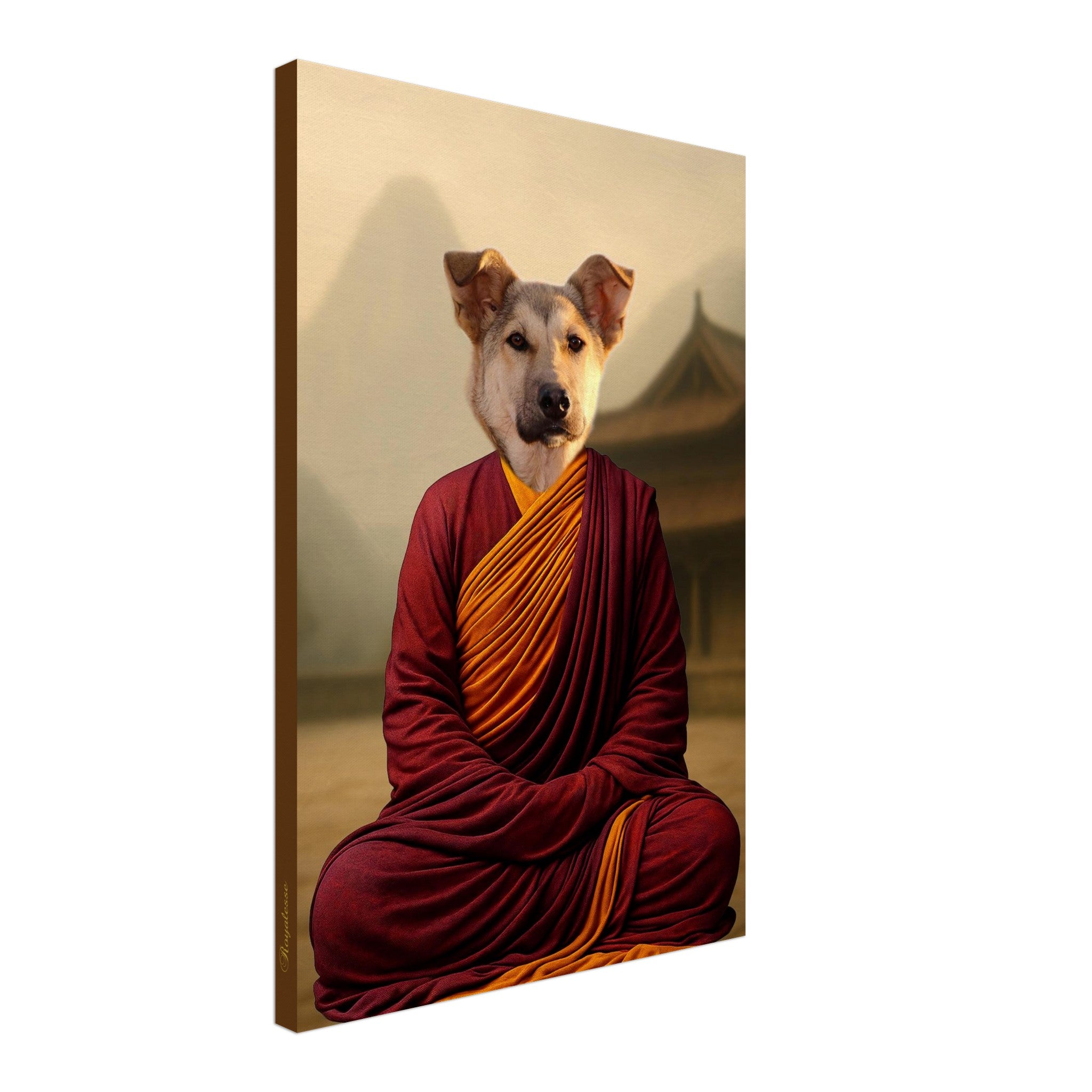 Chien à tête réaliste drapé dans une robe traditionnelle de moine bouddhiste orange et bordeaux, assis en position de méditation devant un temple ancien flou.