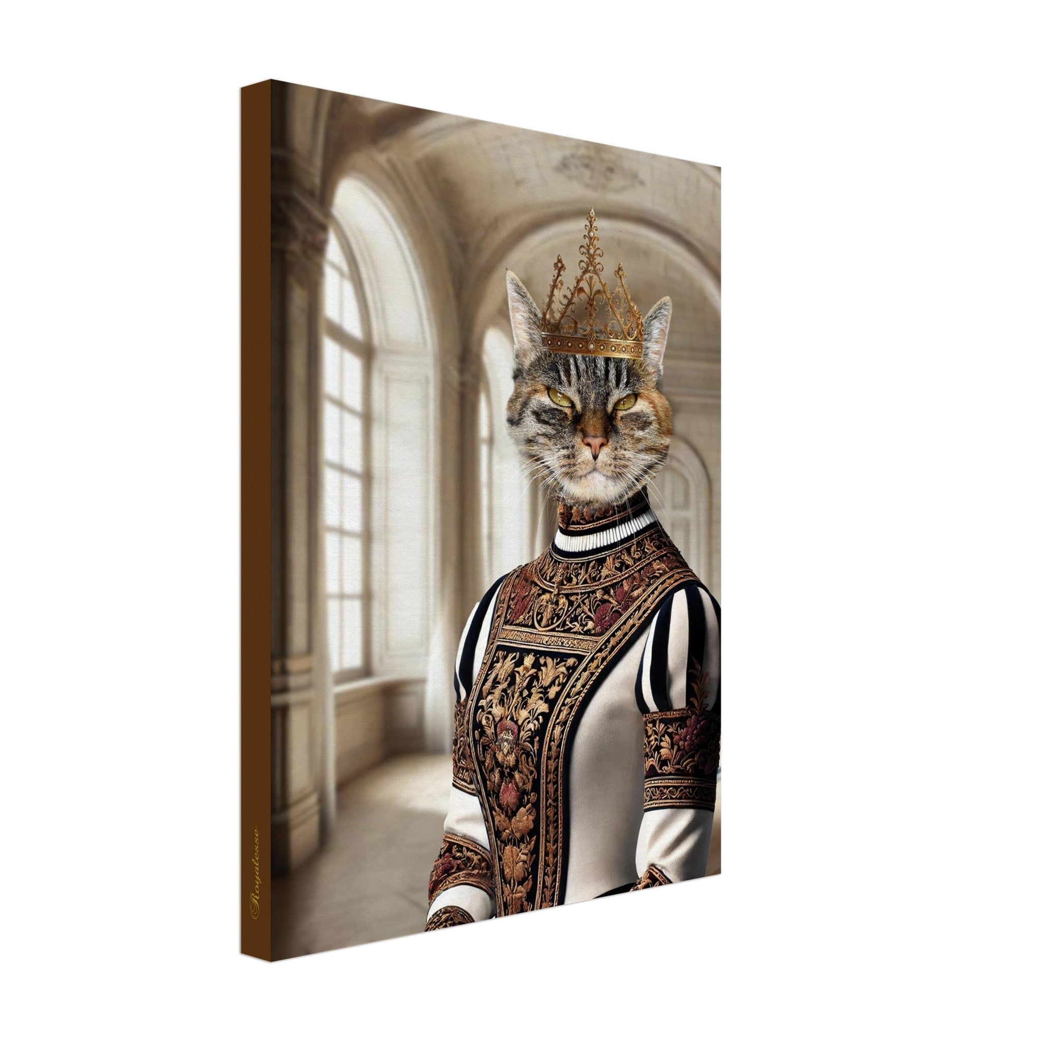Portrait d’un chat tigré coiffé d’une couronne dorée et vêtu d’une somptueuse robe Renaissance brodée, posé dans un grand hall de palais aux hautes fenêtres.