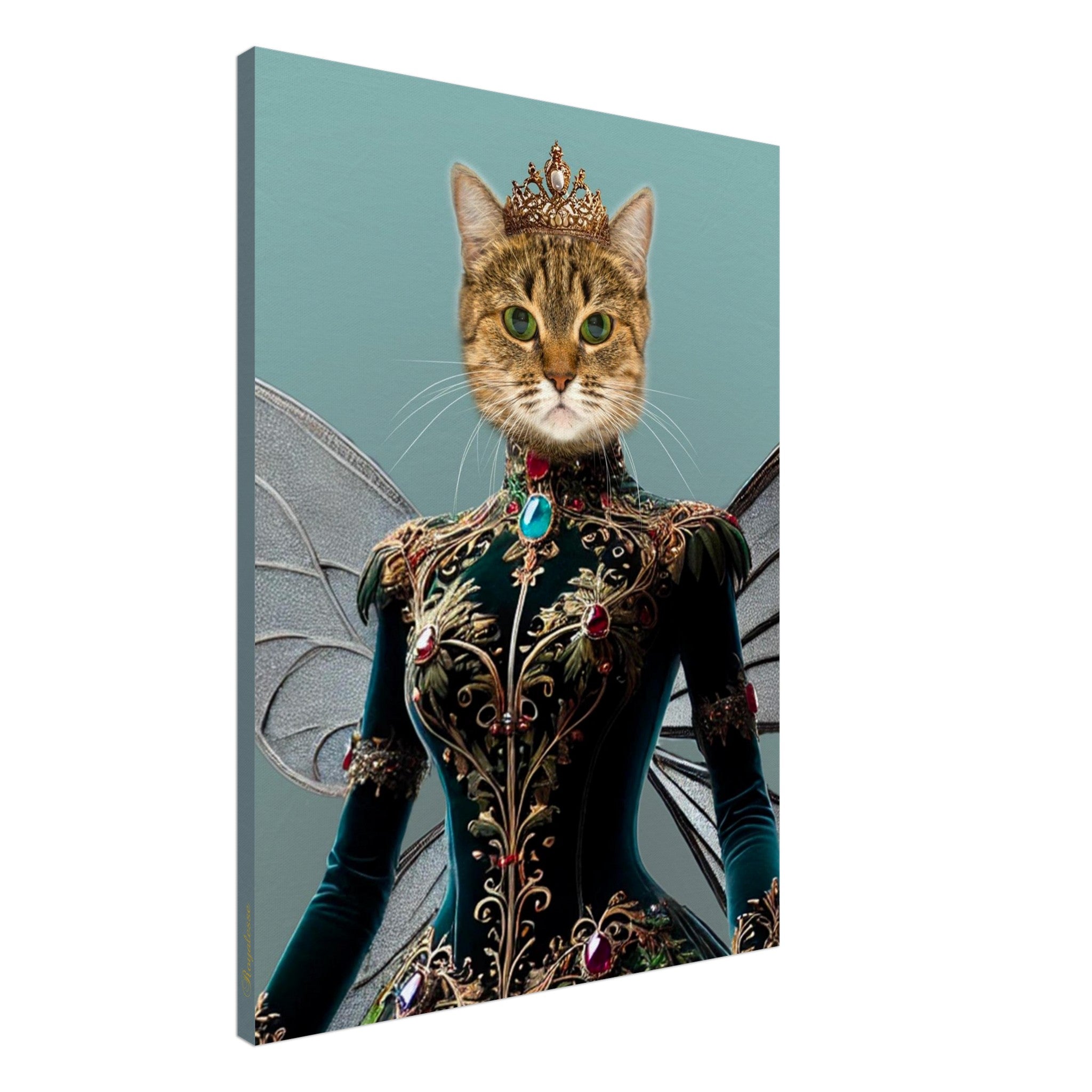 Portrait fantasy d’un chat royal fée en robe médiévale verte brodée d’or, ornée de pierres précieuses et de fines ailes translucides pour décoration murale.