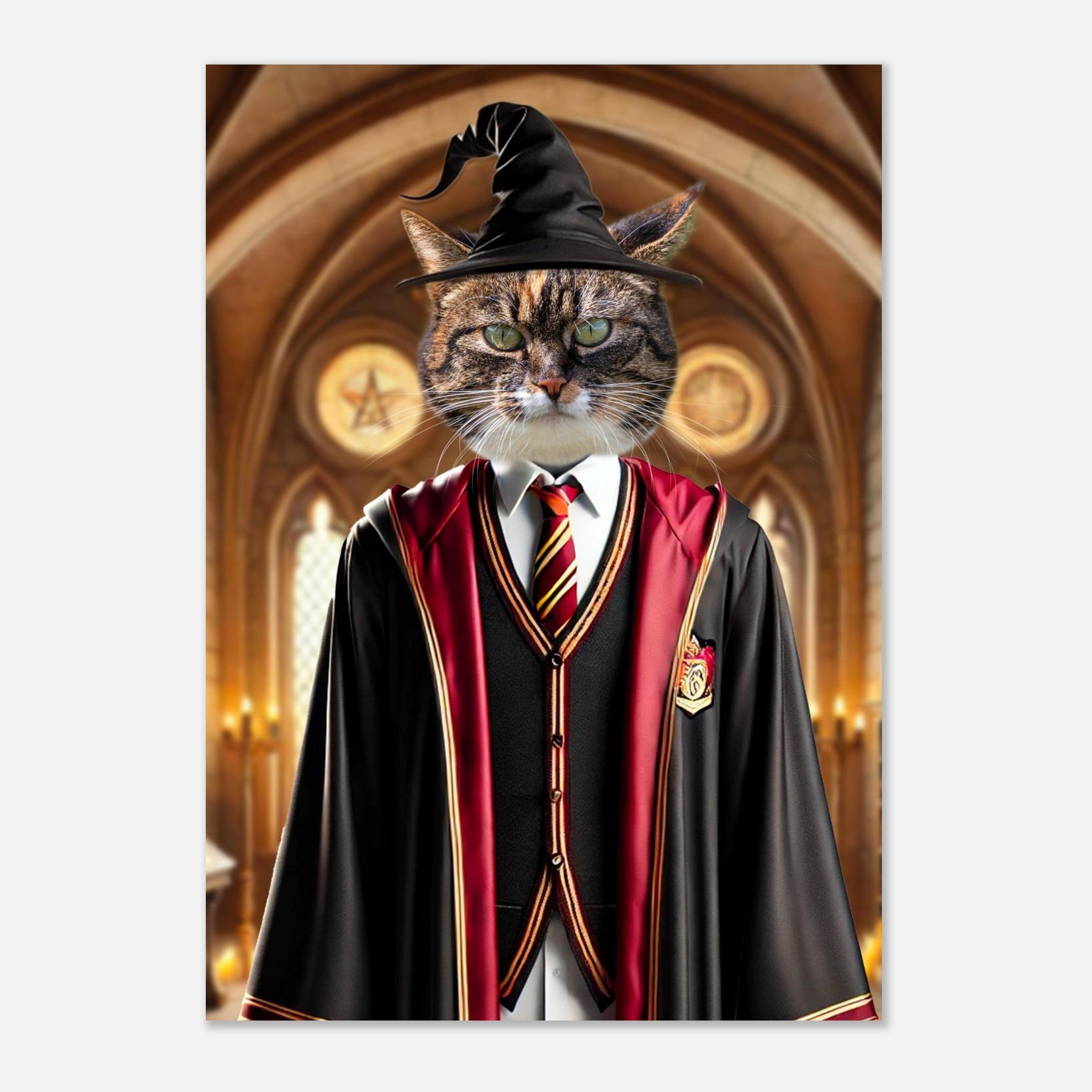 Chat déguisé en sorcier de type « Gryffondor », tête de chat tigré coiffée d’un chapeau pointu, portant robe noire et rouge avec cravate rayée, debout dans une grande salle aux arches gothiques éclairée de bougies.