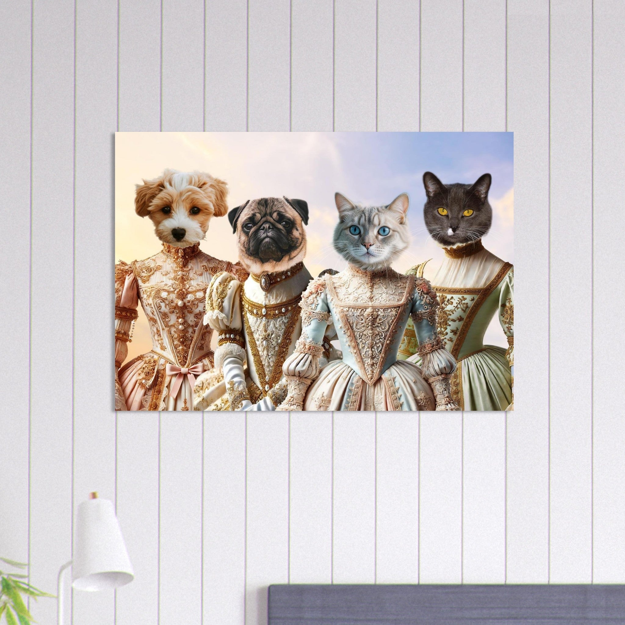 Quatre animaux anthropomorphes – deux chiens et deux chats – portant de somptueuses robes baroques richement brodées, alignés devant un fond pastel clair.