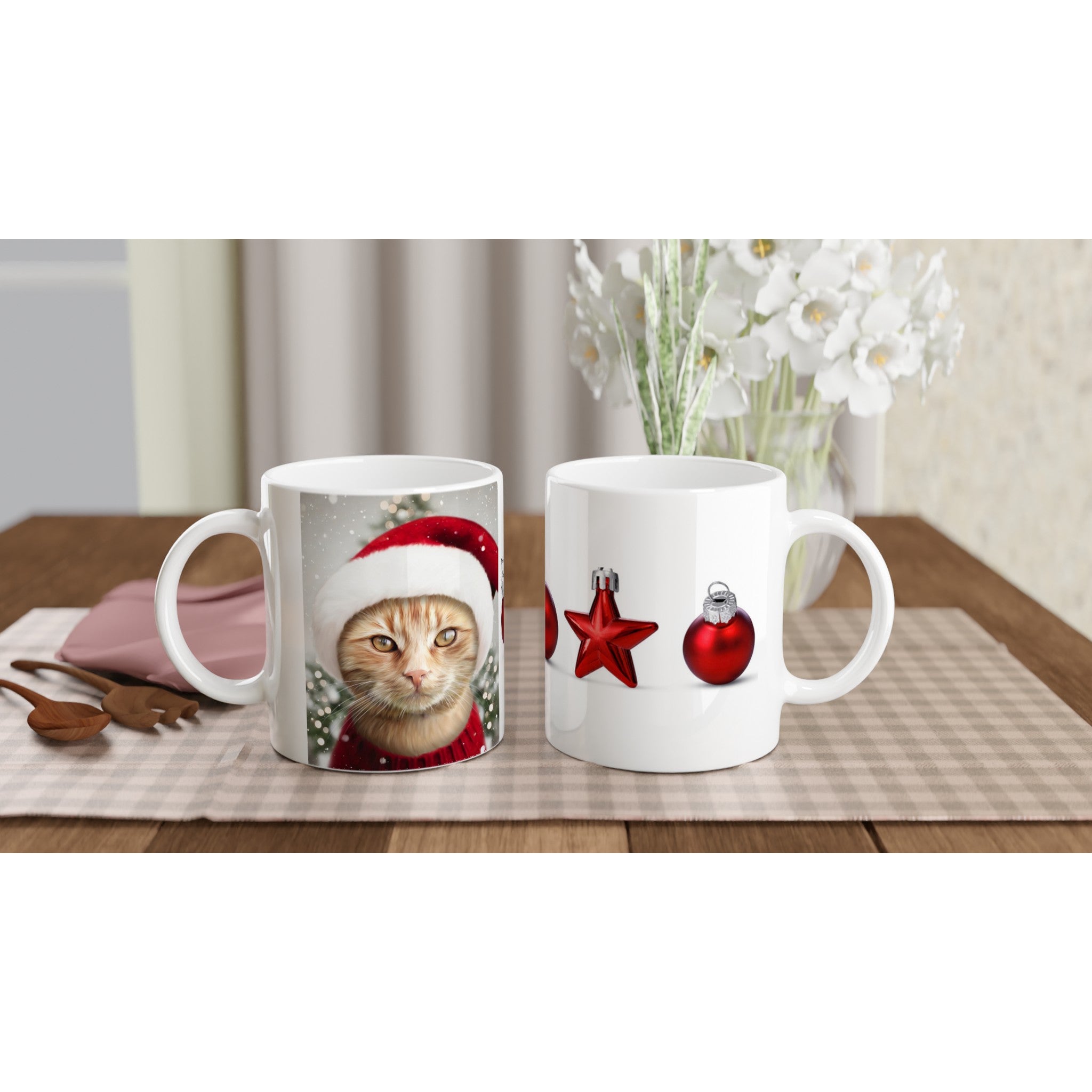 Deux mugs Noël, l'un avec chat en costume de Père Noël et l'autre avec ornements rouges, imprimés en France, papier FSC.