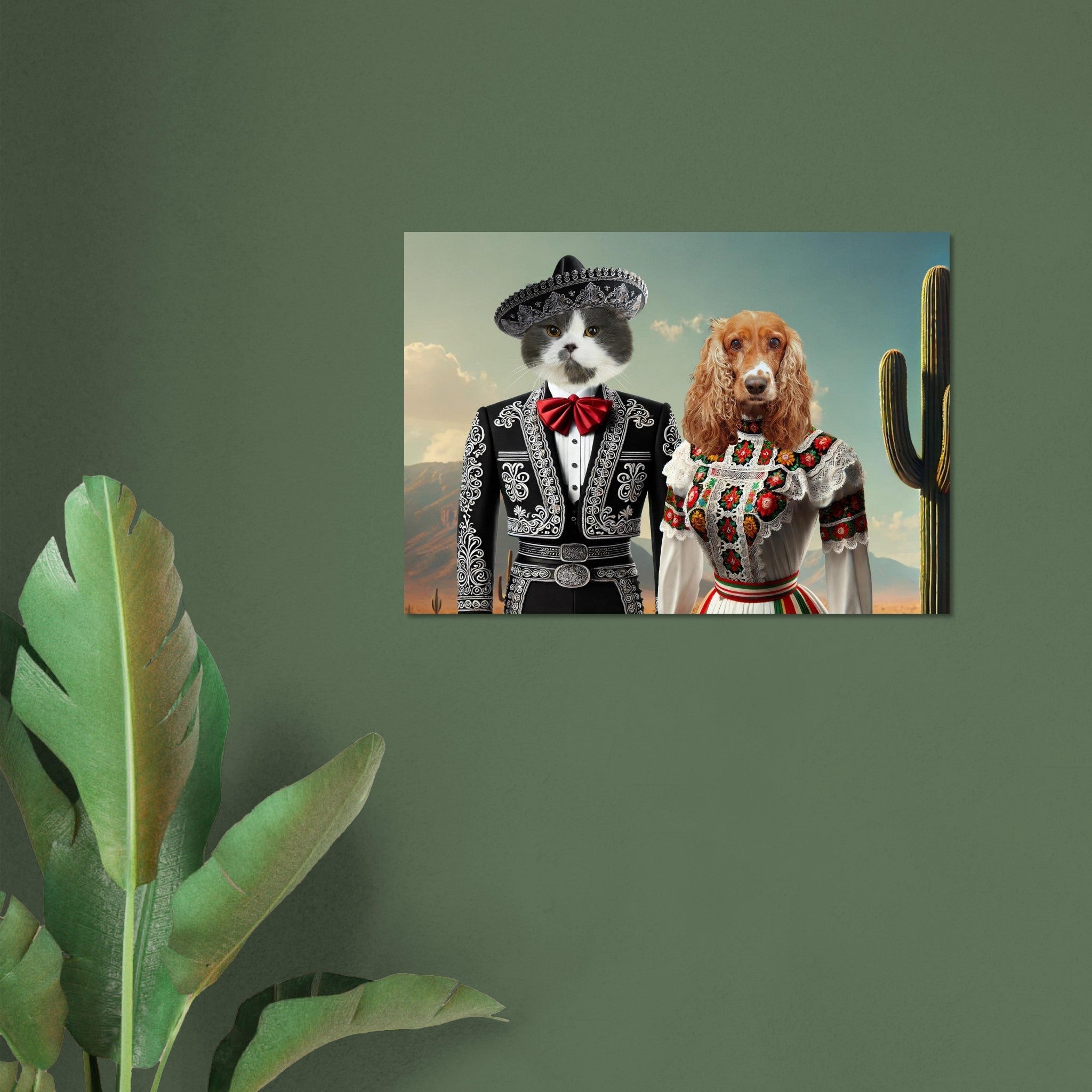 Chat calico en costume de mariachi noir orné d’argent et sombrero, aux côtés d’un cocker anglais vêtu d’une robe folklorique mexicaine brodée, devant un cactus dans un paysage désertique.
