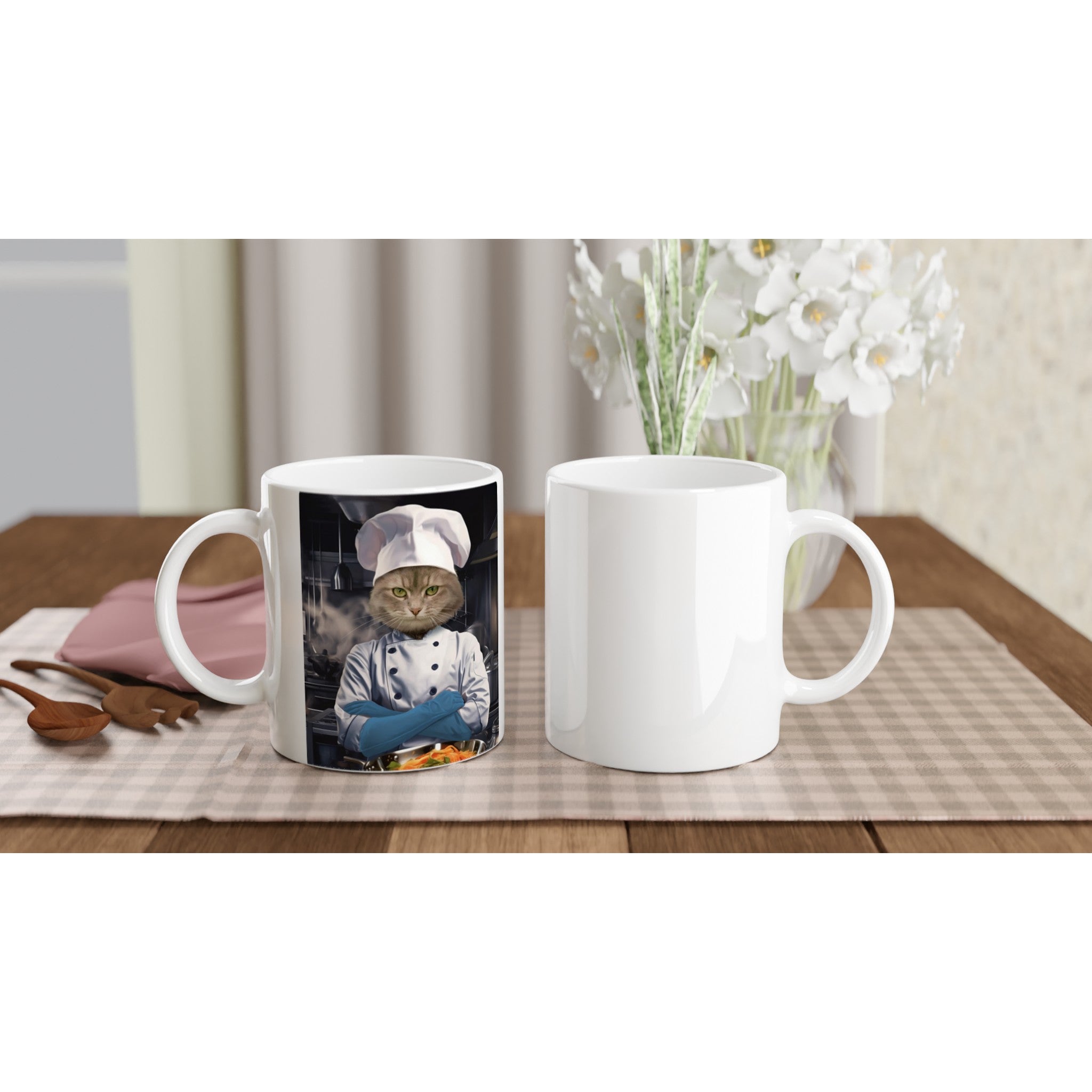 Mug en céramique personnalisé avec portrait de chat en costume de chef, imprimé en France, sur table avec fleurs blanches.