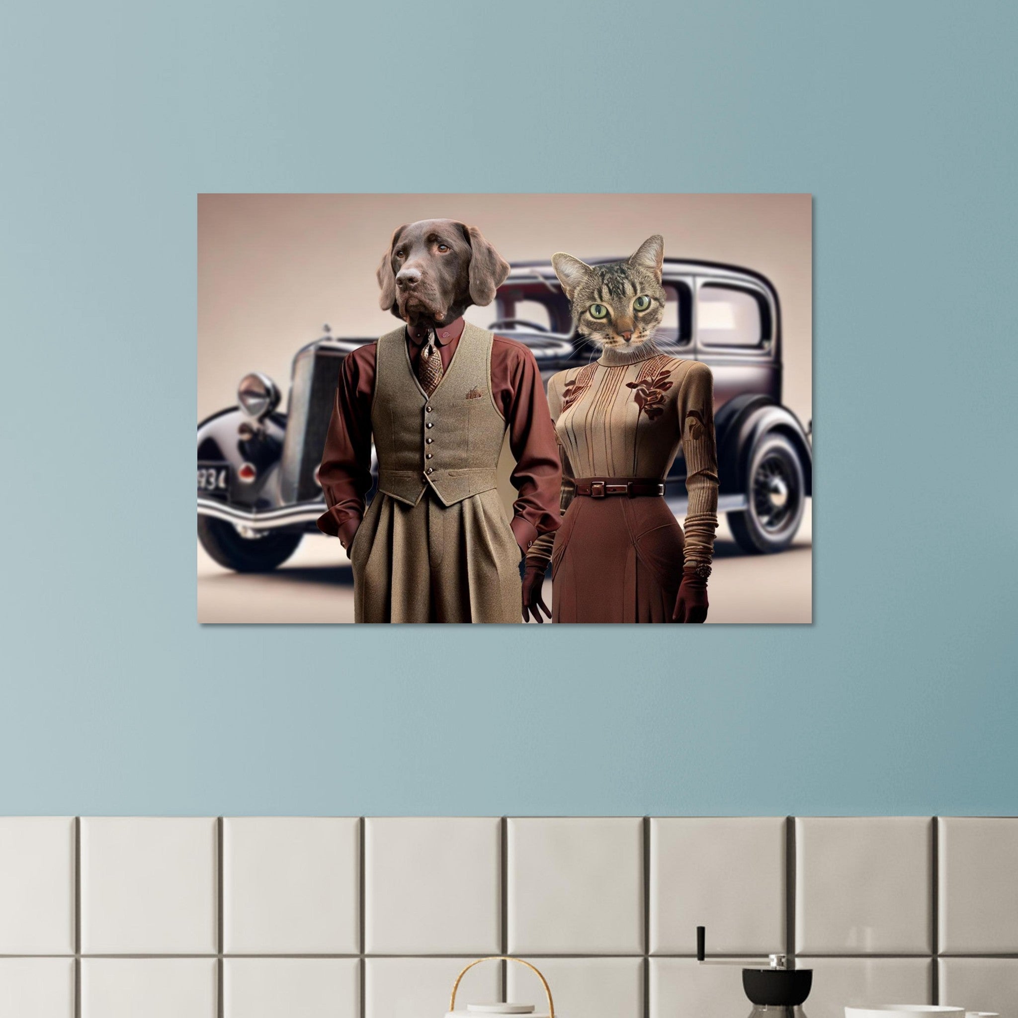 Chien anthropomorphe en gilet trois-pièces vintage aux tons bruns et chat anthropomorphe en robe élégante des années 30 posant devant une voiture ancienne des années 1930.