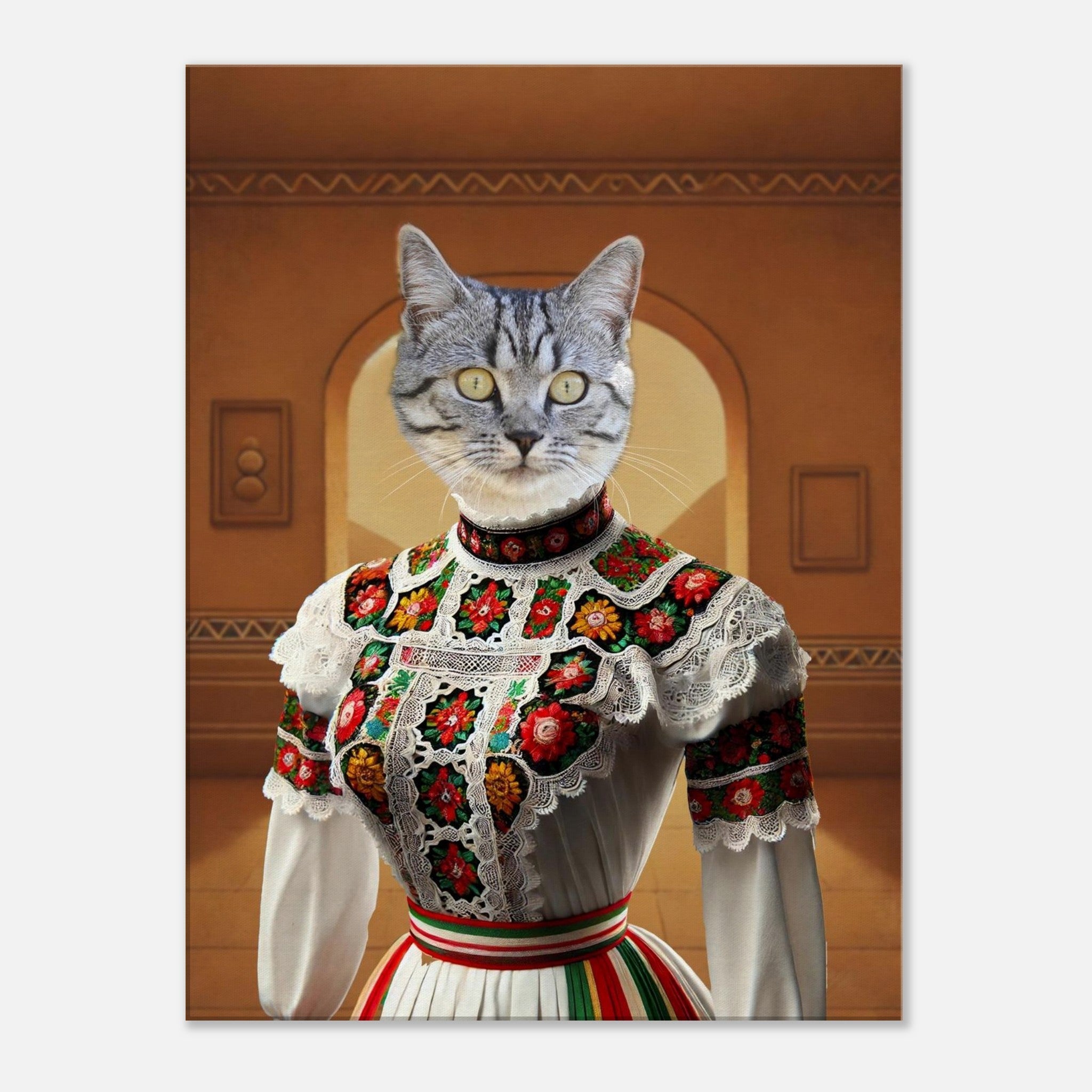 Surréaliste portrait d’un chat gris aux yeux jaunes vêtu d’une robe folklorique blanche richement brodée de fleurs multicolores, rehaussée de dentelle et d’une ceinture rayée, sur fond d’architecture intérieure.