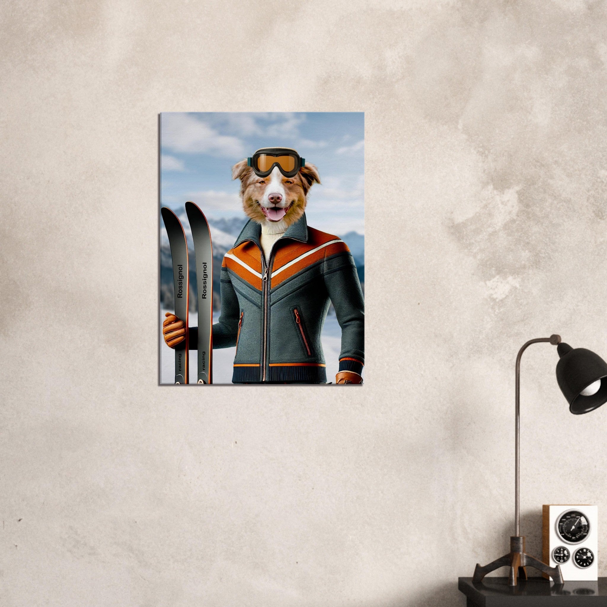 Illustration d’un chien anthropomorphe en veste de ski rétro grise et orange, lunettes de ski sur la tête, tenant deux skis Rossignol devant un paysage alpin enneigé.