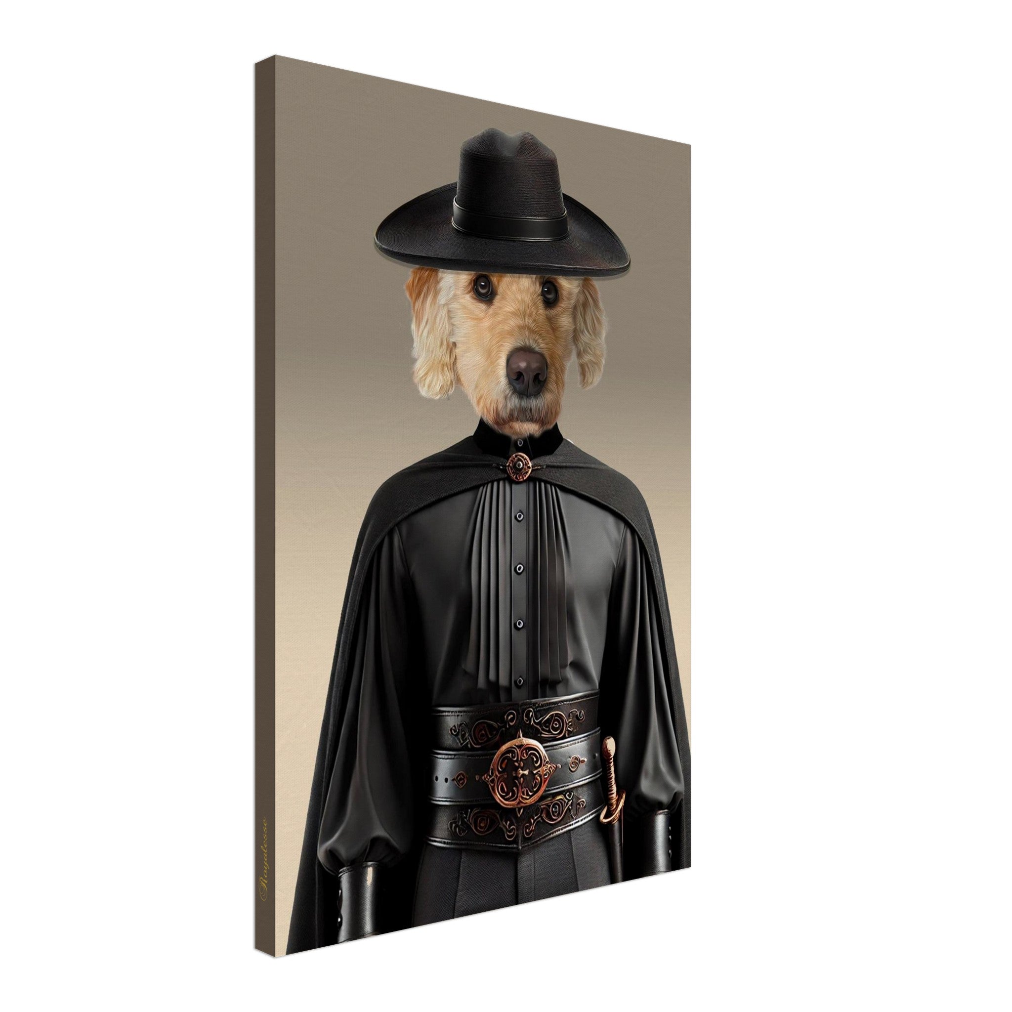 Portrait stylisé d’un chien golden doodle en costume de mousquetaire noir, portant un chapeau à larges bords, une cape fluide, une chemise à plastron plissé et une ceinture ciselée avec épée.