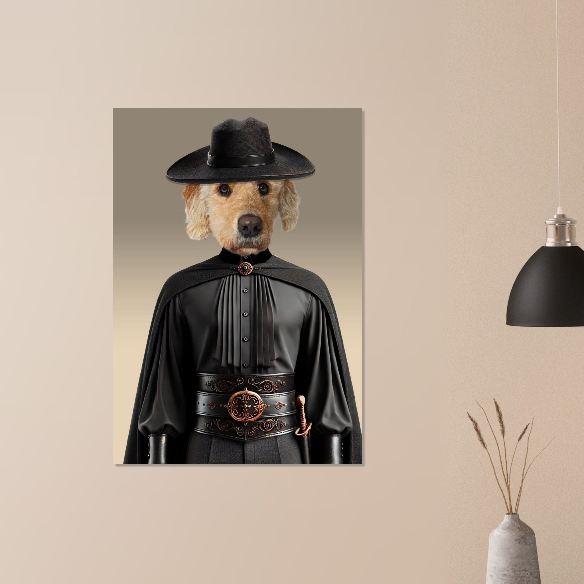 Portrait mural d’un chien goldendoodle en costume de Zorro noir avec chapeau large, cape fluide, ceinture ciselée et petite épée sur un mur beige.