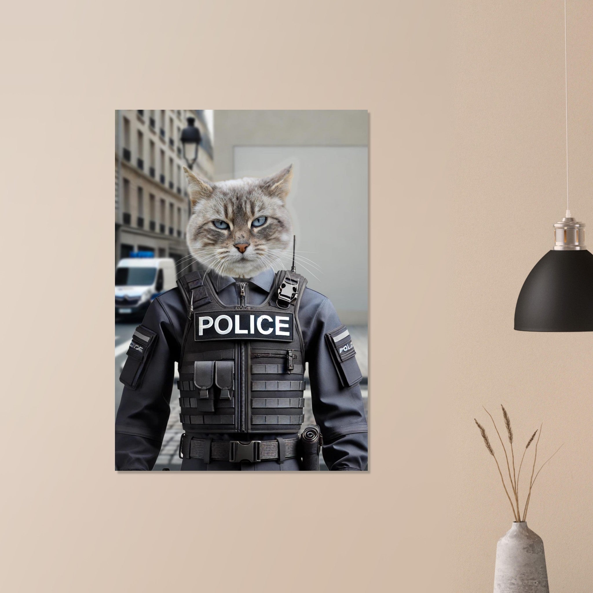 Chat gris aux yeux bleus vêtu d’un gilet tactique « POLICE » sur une affiche murale devant un décor urbain.