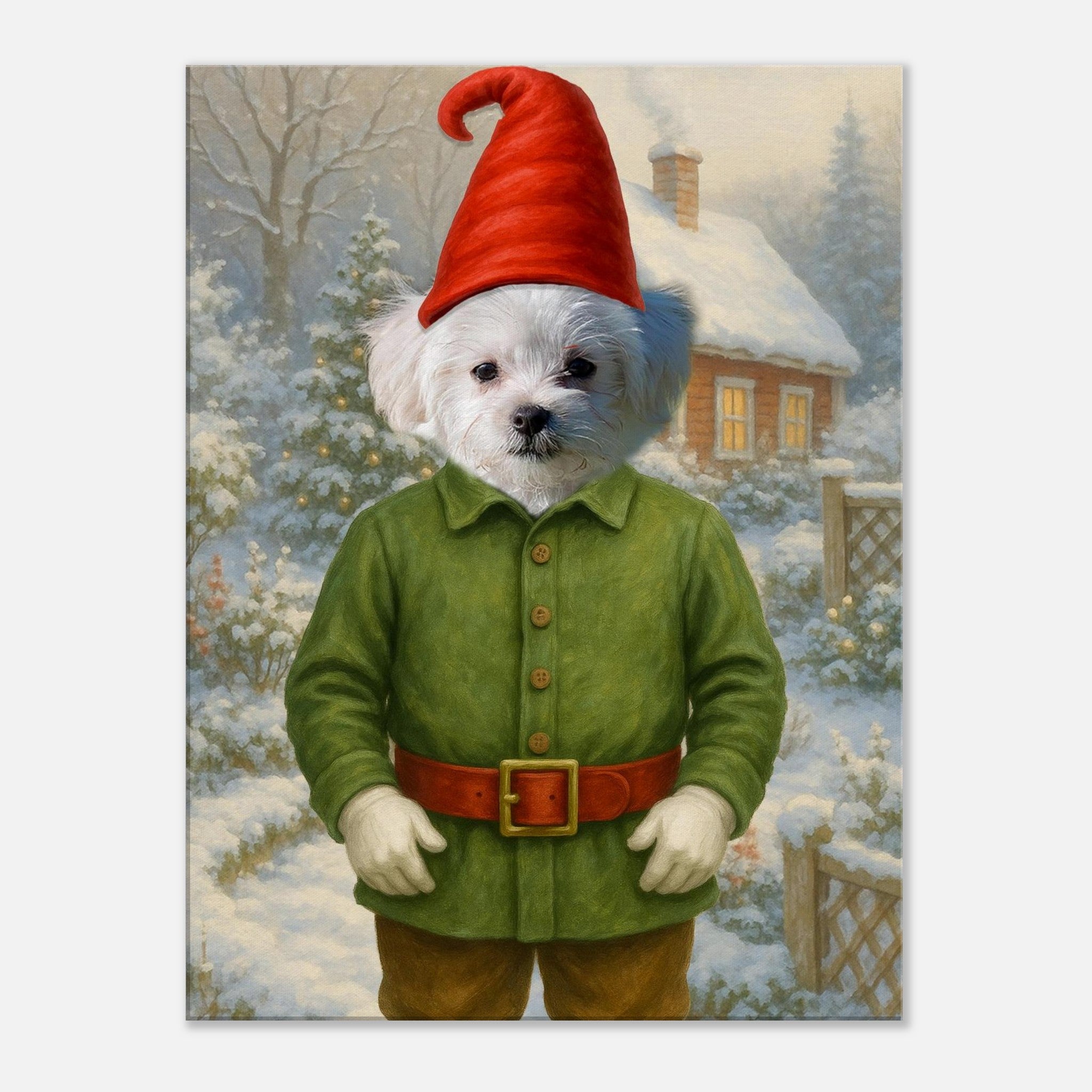 Chien blanc déguisé en lutin de Noël : manteau vert, ceinture rouge et bonnet pointu devant un cottage enneigé dans un paysage hivernal