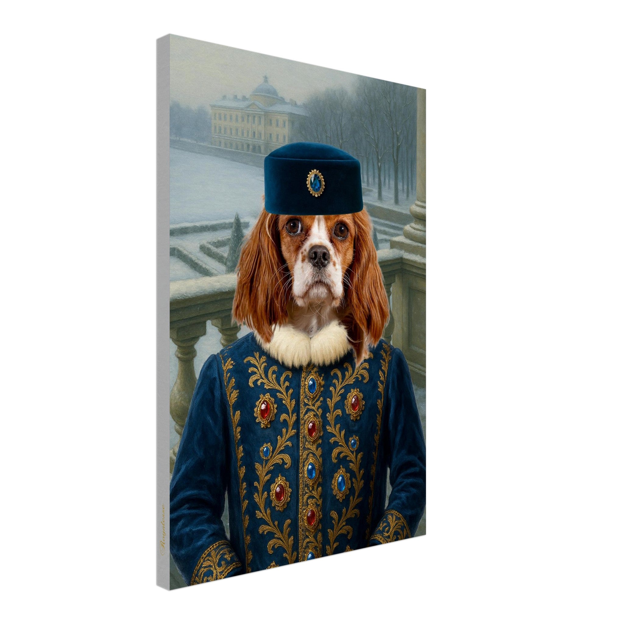 Portrait d’un chien Cavalier King Charles en costume de cour bleu richement brodé d’or et orné de pierres précieuses, coiffé d’un chapeau assorti, debout sur un balcon enneigé face à un palais classique.