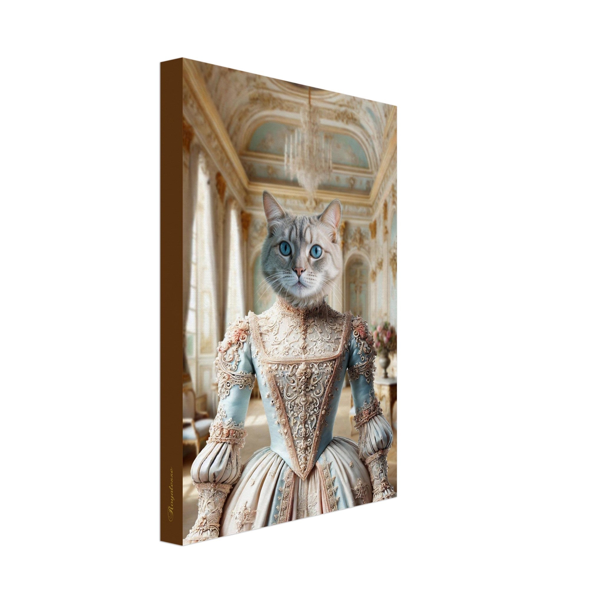 Chat gris aux yeux bleus portant une somptueuse robe de cour bleu pâle et crème brodée, posé devant un intérieur baroque orné de dorures et d’un lustre en cristal.